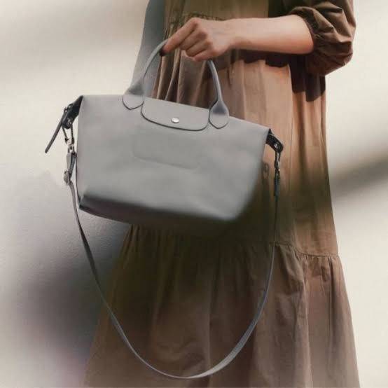 Longchamp Le Pliage Neo Size S มาพบกับกระเป๋ารุ่นยอดนิยม ที่สาวๆ ต้องมีไว้เก็บไว้สักใบ กระเป๋าโท้ทใบนี้ มาพร้อมกับสีที่มีสไตล์เรียบง่าย มีสายสะพายยาวช่วยให้คุณสามารถสะพายไหล่ได้อย่างสบาย ในขณะที่ที่ปิดแบบซิปช่วยให้คุณมั่นใจได้ว่าของด้านในมีความปลอดภัย Le 