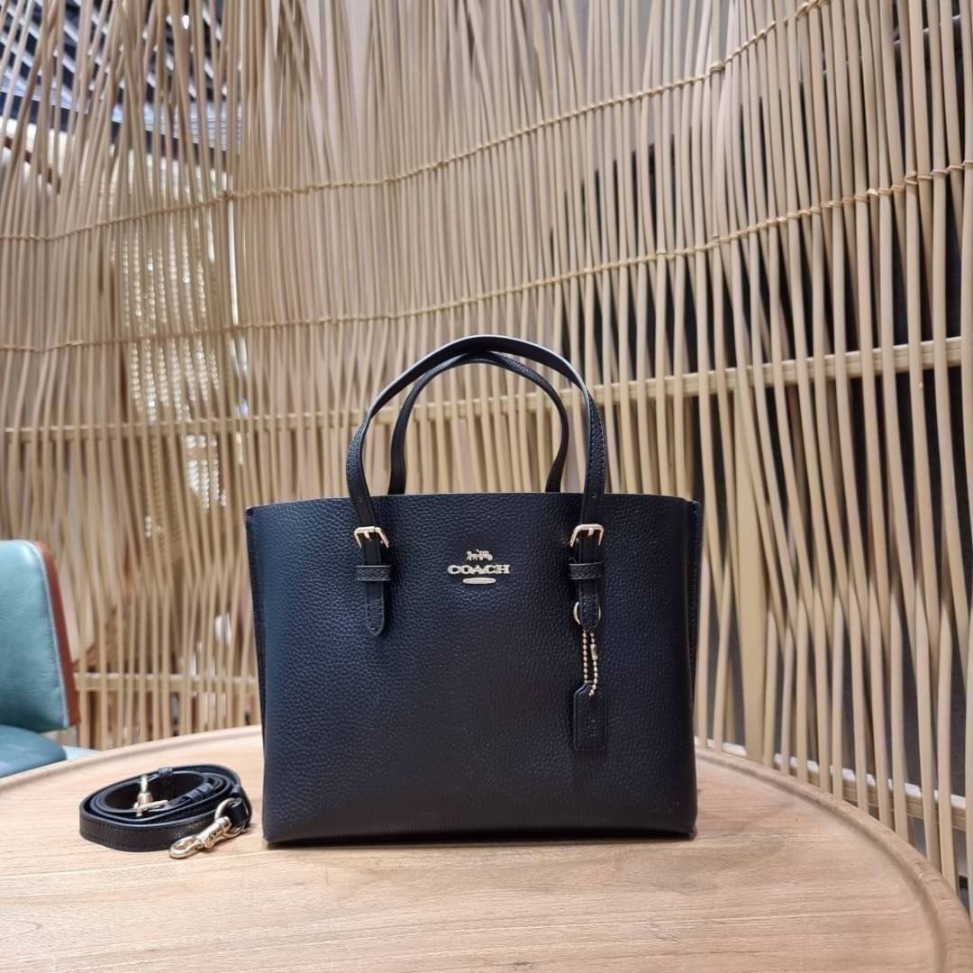 OUTTLET 】COACH MOLLIE TOTE 25 (C4250 C4084) น้องคนสวยอีกหนึ่ง!! กระเป๋าโท้ทไซส์เล็กที่สาวๆหลงรัก ดีไซน์คลาสสิคเหมือนเดิม เพิ่มเติมคือสะดวกขึ้นเยอะ!! ย่อส่วนมาจากใบใหญ่เป๊ะๆ น่ารักน่าใช้มากๆ วัสดุหนัง crossgrain ทนทาน ใช้งานง่าย เรียบหรูดูดีม้าก!! ภายในโล่