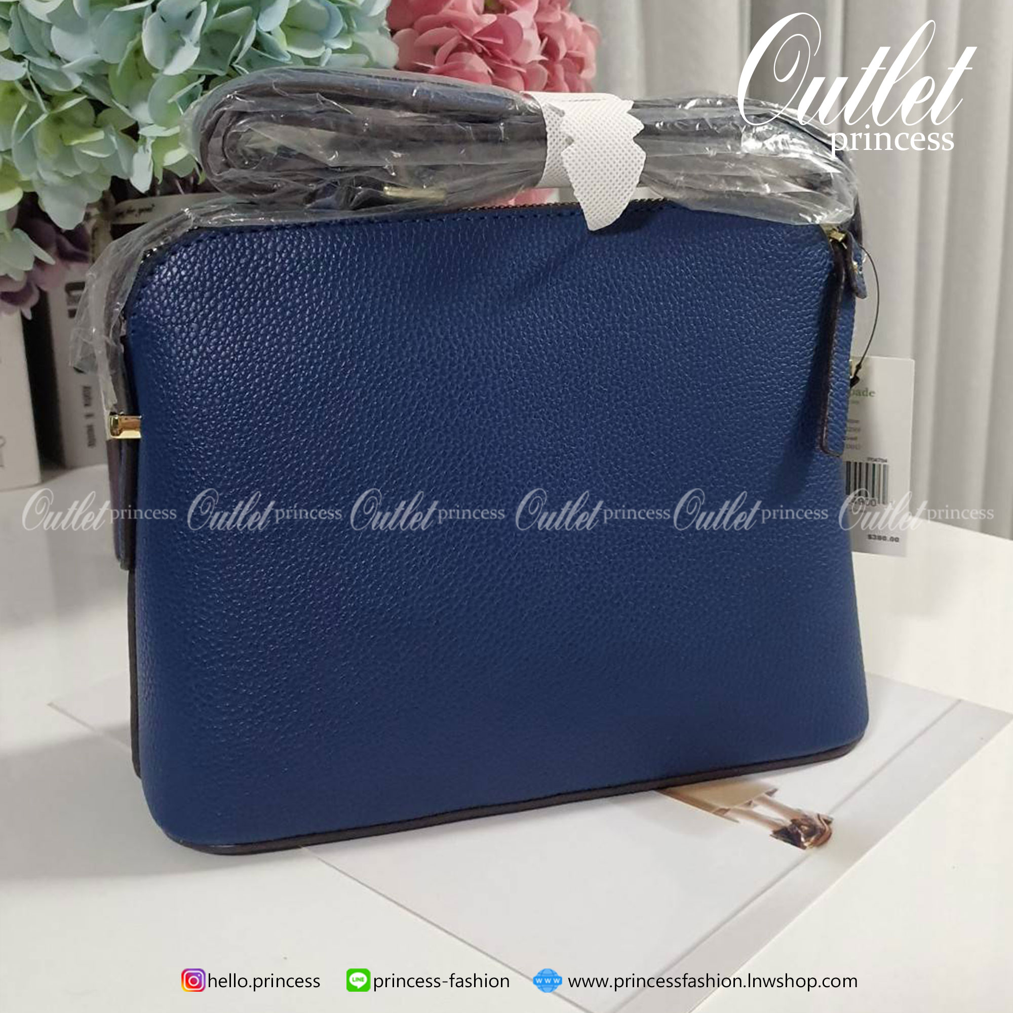 KATE SPADE CROSSBODY BAG แบรนด์ดังจากอเมริกาสุดฮิตของวัยรุ่น กระเป๋าสะพาย ขนาดน่ารักกำลังดี เปิดปิดด้วยซิปเดียวด้านบน ภายในมีช่องเล็ก1ช่อง ใส่มือถือได้ทุกรุ่นและกระเป๋าสตางยาวได้ ความยาวสาย 117cm ปรับได้ถึง5ระดับ รุ่นฮิตอีกรุ่นที่ไม่ควรพลาดเลยคร้า