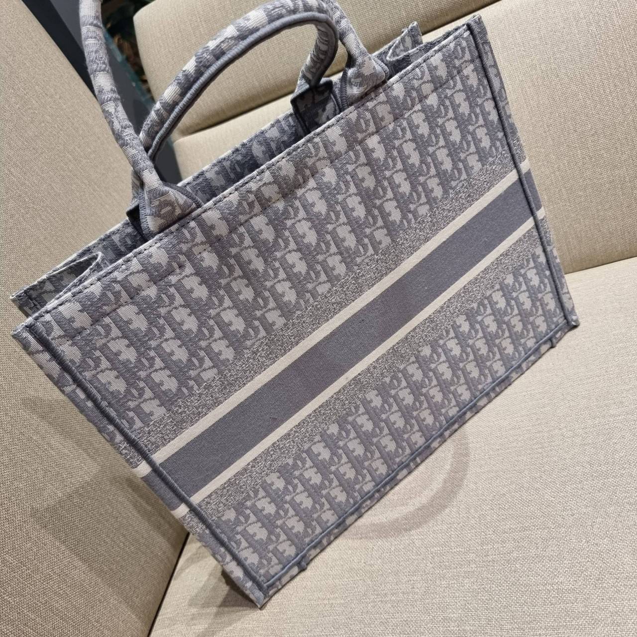 VIP 】HOT ARRIVAL!! DIOR CD SHOPPING BAG WITH GWP กระเป๋าทรงช้อปปิ้งใบใหญ่ จุใจ!! พรีเมี่ยมกิ๊ฟรุ่นดับเบิ้ลฮอต ดีไซน์คลาสสิควินเทจ สวยหรู วัสดุผ้าแคนวาสลายกราฟฟิค ภายในโล่งกว้างมากๆ ใส่ของจุสุดๆ โน้ตบุ้ค ไอแพด กระเป๋าสตางค์ มือถือ หรือเสื้อผ้ายังได้ สะพายค