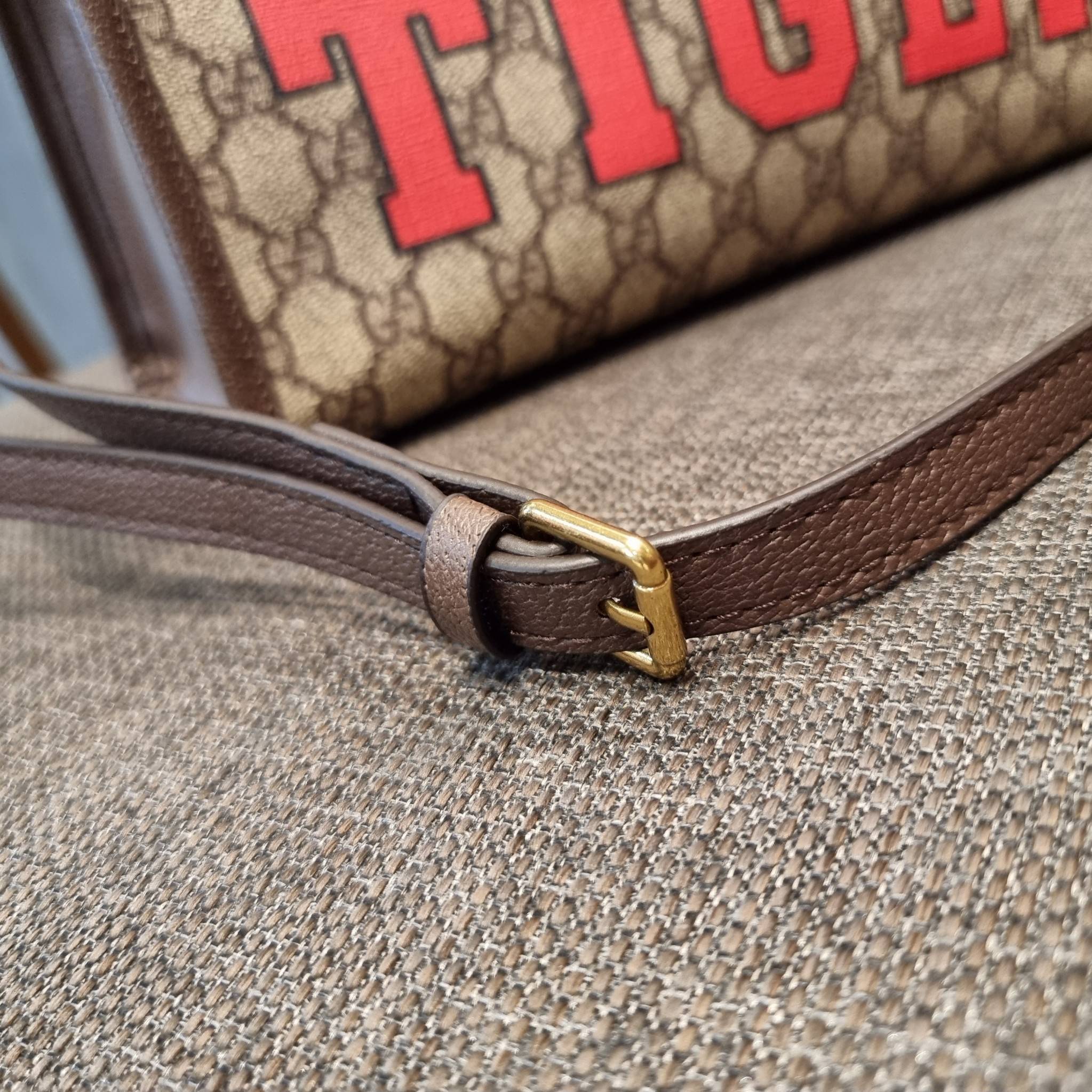 GUCCI Tiger GG small tote ใบใหญ่ ร้อนแรงไฟลุก!! ต้อนรับปีเสืออย่างเป็นทางการ จัดให้แบบเลิศๆ กับกระเป๋าทรงโท้ท วีไอพีพรีเมี่ยมกิ๊ฟ ไซส์ใหญ่ โดดเด่นด้วยจัมโบ้ฟอนท์ สวยเอกลักษณ์ วัสดุหนังแคนวาส ภายในโล่งกว้างมาก ใส่ของแบบแน่นๆ จุๆไปได้เลย หมดห่วง!! และยังมีส