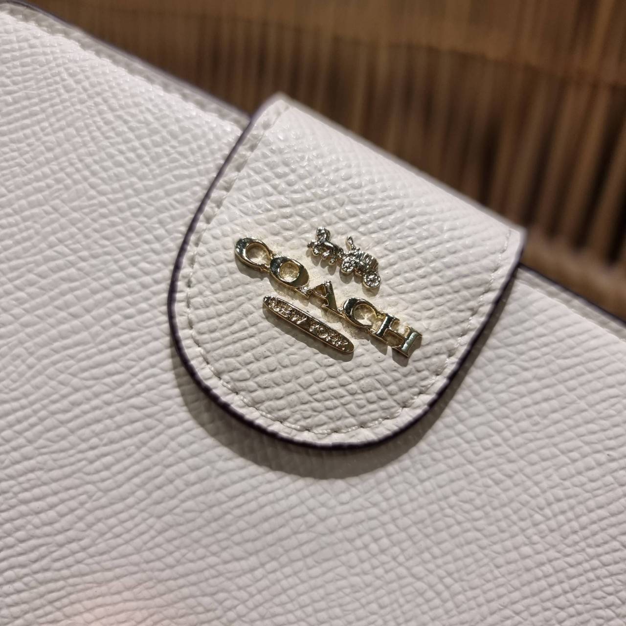 COACH 6390 MEDIUM CORNER ZIP WALLET เดอะเบสท์รุ่นที่สาวๆตามหา!! ดีไซน์ใหม่ สวยสะกด!! กระเป๋าสตางค์ใบกลาง สีคลาสสิค เรียบแต่แฝงความหรู บอกเลยว่ามันละมุนมาก!! ด้วยวัสดุหนัง crossgrain ที่ดูแลรักษาง่าย และยังดูผู้ดี ถือใช้แล้วขับผิวทุกสี ภายในมีช่องใส่บัตรแล