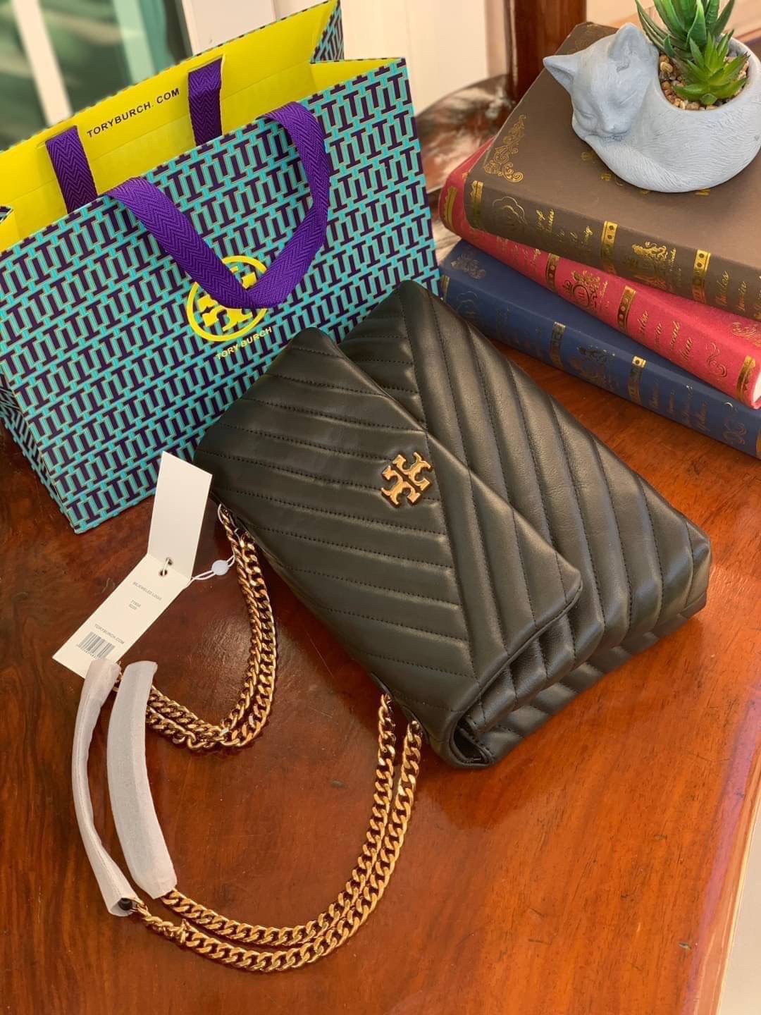 ของแท้ 💯% Tory Burch Kira Chevron Quilted Convertible Leather Crossbody Bag เป็นกระเป๋าที่ใช้ในการออกงานสำคัญหรือวันที่มีปาร์ตี้สังสรรค์ คุณควรเลือกใช้กระเป๋าที่มีดีไซน์สะดุดตา