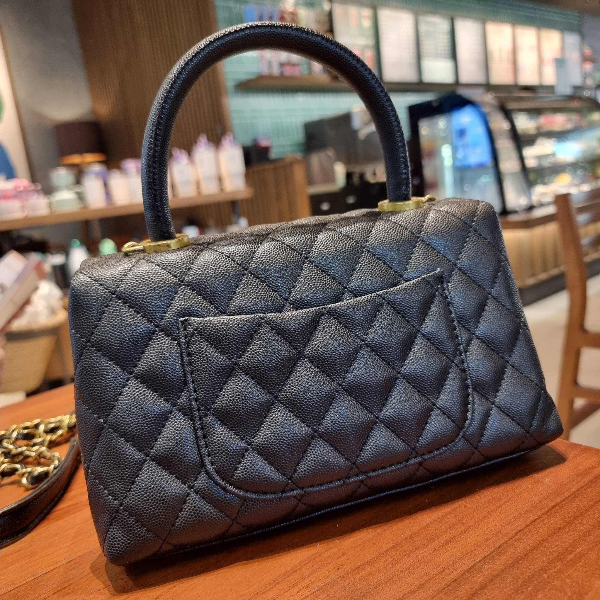 VIP 】รุ่นยอดฮิตตลอดกาล ไซส์กำลังสวย!! จากแบรนด์ Chanel กระเป๋าถือ/สะพาย หนังลายคาเวียร์ โลโก้เด่นชัด เปิด-ปิดกระเป๋าด้วยตัวบิดล็อค อะไหล่สีทองหรู ทรงสวยผู้ดี ภายในกระเป๋ามีช่องโล่งกว้างจุของได้พอสมควร มีช่องซิปแบ่งสัดส่วน ด้านหลังมีช่องเก็บของจุกจิกอีก 1 