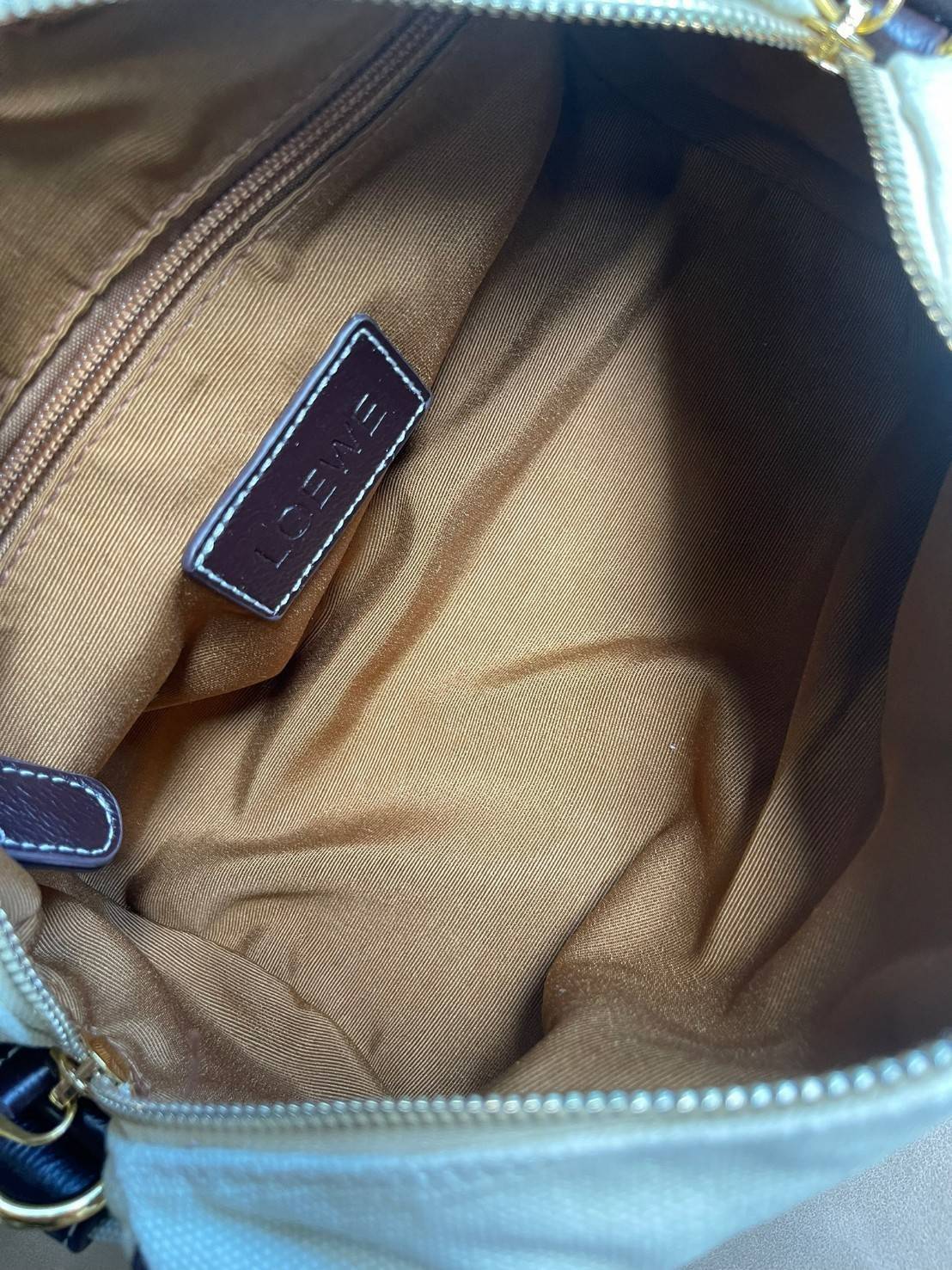 LOEWE ANAGRAM LOGO EMBROIDERED CANVAS VINTAGE MINI SHOULDER BAG กระเป๋าทรงหมอนแบบสะพายไหล่โลเอเว่ ด้านหน้าปักสัญลักษณ์โลโก้แอนนาแกรม สายหนังแท้ เป็นรุ่นที่มีขนาดไม่ใหญ่มาก แต่สามารถใส่ของสำคัญของตนเองเข้าไว้ข้างในได้ครบครัน นอกจากนี้ยังใช้ซิปยาว และซิปสอง