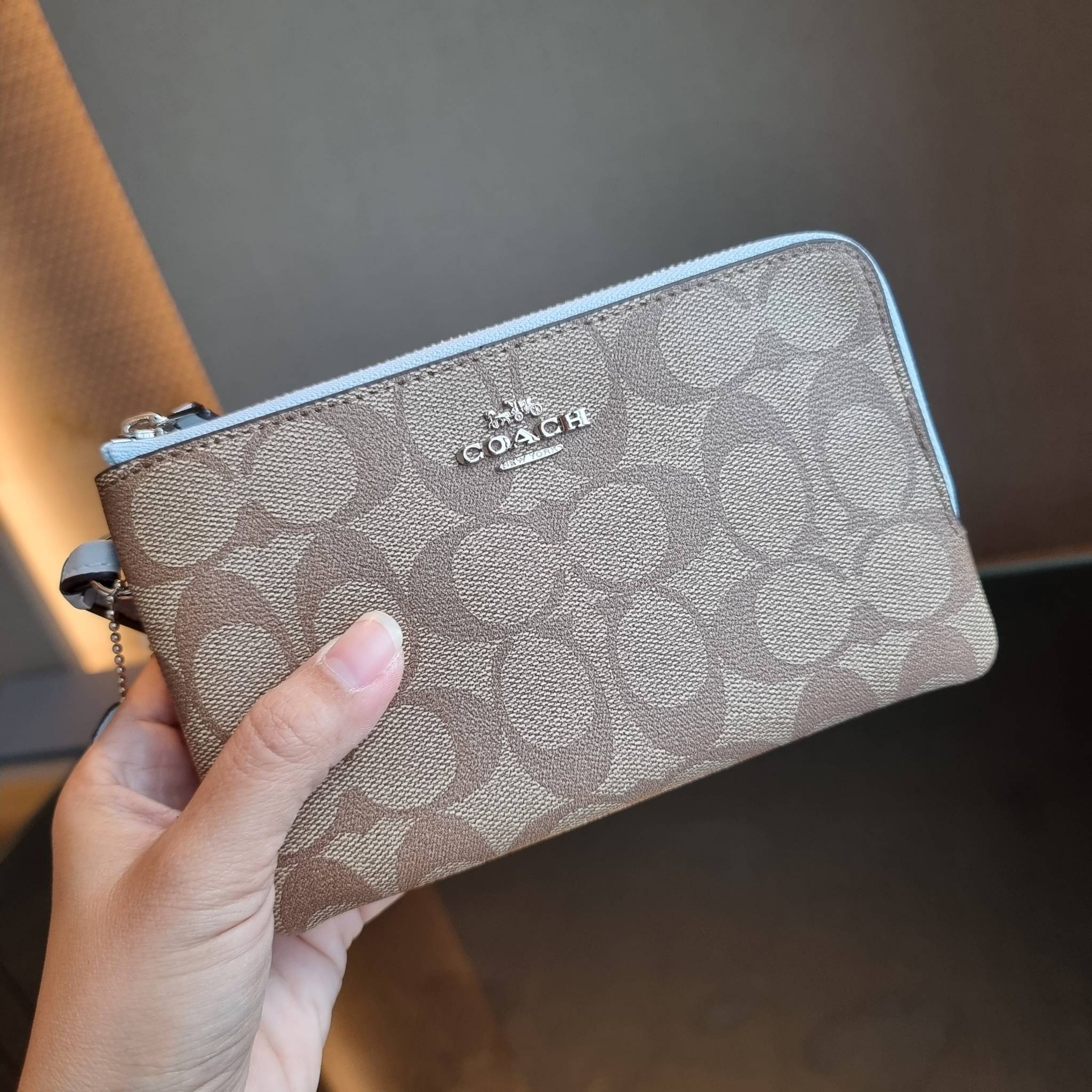 COACH F87591 DOUBLE CORNER ZIP WALLET IN SIGNATURE COATED CANVAS คล้องมือรุ่น 2 ซิป!! มาแล้วจ้า 🌟🤗 ไซส์นี้คือเหมาะมือจริงๆ พกง่ายเช่นเคย ไม่ต้องกังวลว่าจะเกะกะหรือกินพื้นที่กระเป๋าหลัก วัสดุหนังแคนวาสเคลือบลาย มีช่องหลักแยก 2 ช่อง ภายในบุผ