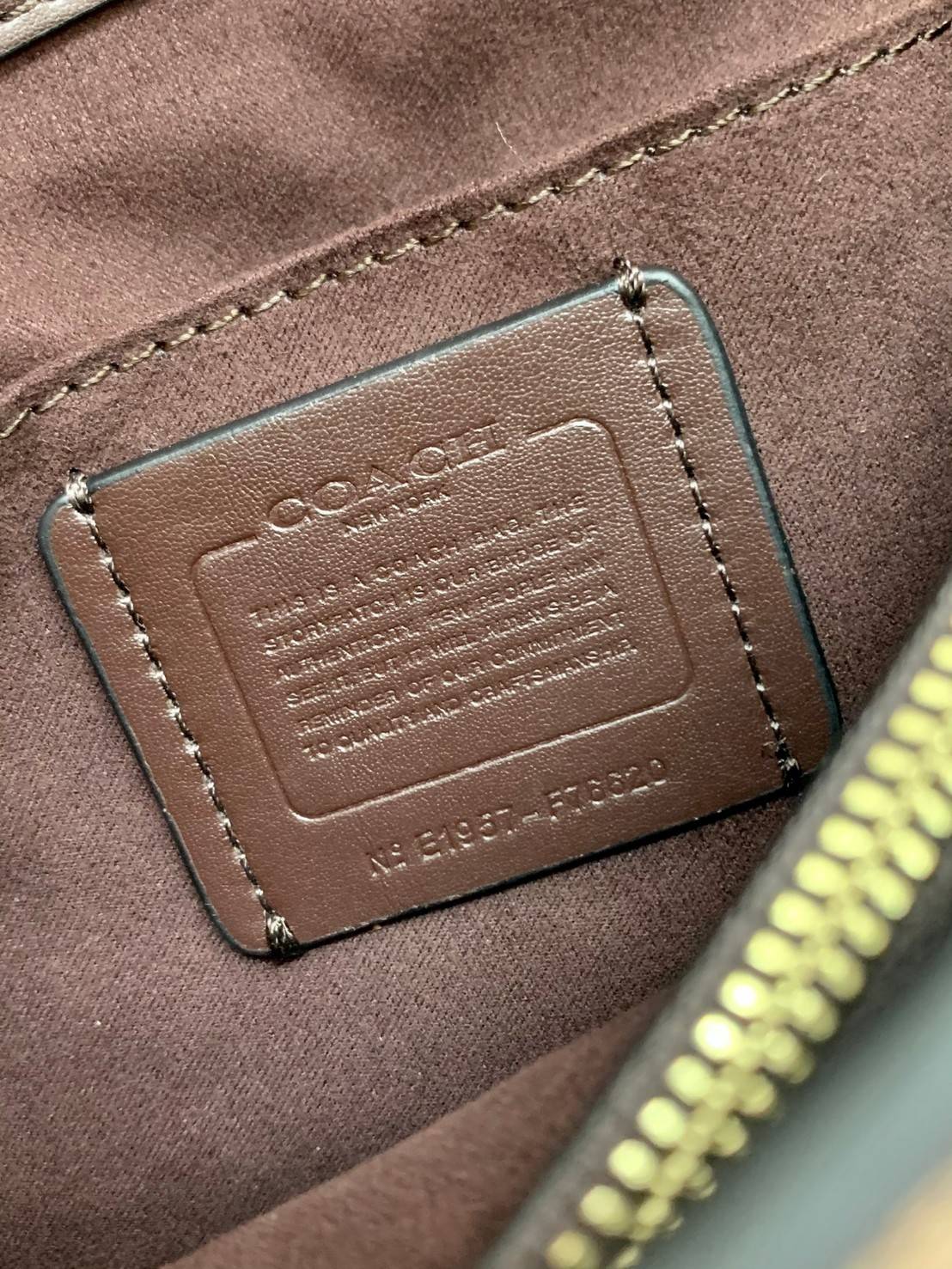 สวย หรู ดูดี รุ่นนี้กัยเลยค่า!! COACH TILLY TOP HANDLE SATCHEL IN SIGNATURE ((76620)) พร้อมส่งความสวย ห้ามพลาดค่ะ! กระเป๋าหิ้ว//คล้องมือ//สะพายข้างได้ ทรงสวย หนังแท้เรียบ+ลายCได้สวยงามค่ะ เปิดปิดกระเป๋าแบบหมุนล็อค ภายในมีช่องหลักใส่ของ2ช่อง สามารถใส่กระเป