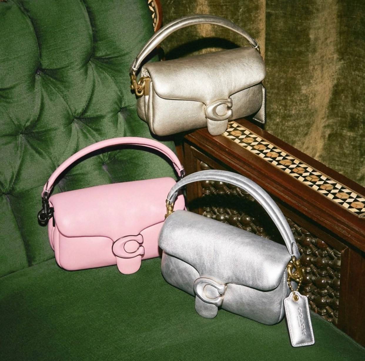 น้องสวยมากก สินค้าจริงสวยกว่าในรูป ไม่จกตาค่ะ! COACH PILLOW TABBY SHOULDER BAG 18 ((C3880)) 📣 พร้อมส่งที่ไทย คุณภาพเกินราคา! กระเป๋าหิ้ว//สะพายแบบครอสบอดี้ร์ 🔺หนัง nappa อย่างดี หนานิ่ม นุ่มมากๆ หลงรักน้องแน่นอน ✔️ใช้โลโก้แบรนด์รุ่น