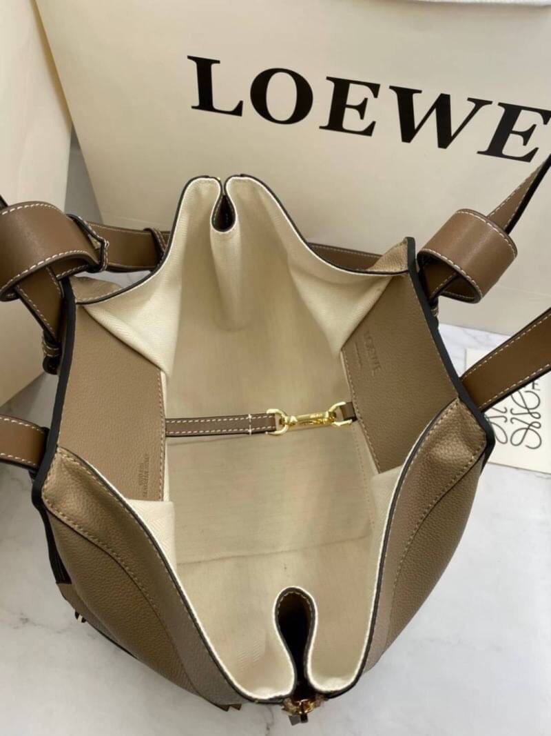 VIP GIFT 】หนังแท้ Loewe Small Hammock bag in pebble grain calfskin A multifunctional bag with supple side panels that release to change its shape. Looped straps allow the bag to be worn in multiple ways. This small version is in pebble grain calfskin.