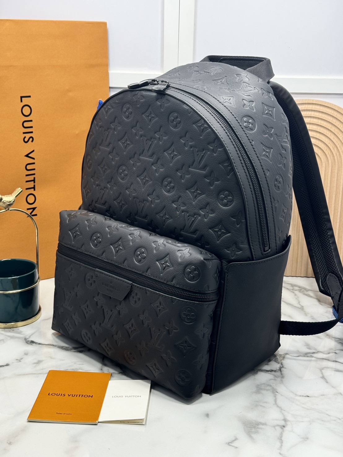 LV Discovery Backpack กระเป๋าเป้สะพายหลัง ผสมผสานความมีสไตล์ สะดวกสบาย กับฟังก์ชันการใช้งานเข้าด้วยกัน ไอเท็มออกแบบรับกับรูปร่าง ปั้มลาย Monogram Shadow เต็มใบ