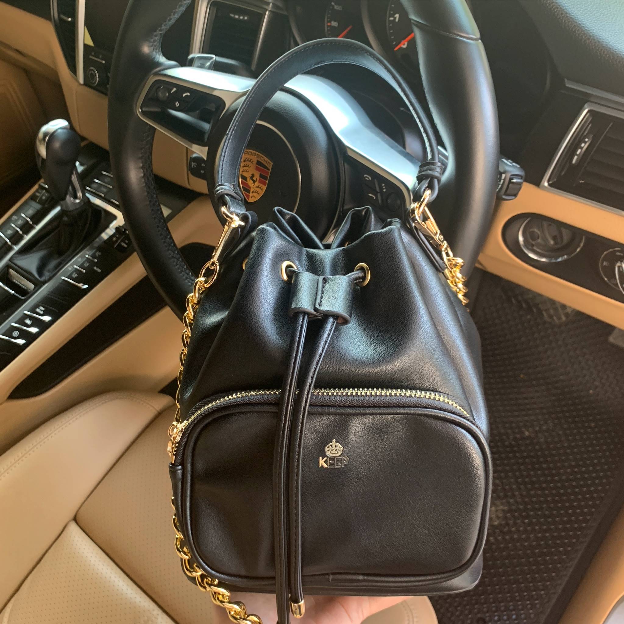 รุ่นใหม่ล่าสุด สวยมากๆค่า รุ่น New KEEP Minny bucket bag ทรงเก๋ สวย น่ารัก ขนาดตอบทุกโจทย์การใช้งาน เห็นแล้ว *หลงรักเลยคะ *ใบนี้ซื้อ1ได้ถึง2 มีกระเป๋าใส่ของใบเล็กด้านในให้อีก 1 ใบนะคะ 🌲ตัวกระเป๋าขนาดกำลังดีหนังเนื้อดีนิ่มมากๆคะ ดูแลรักษาง่าย ด้านใ