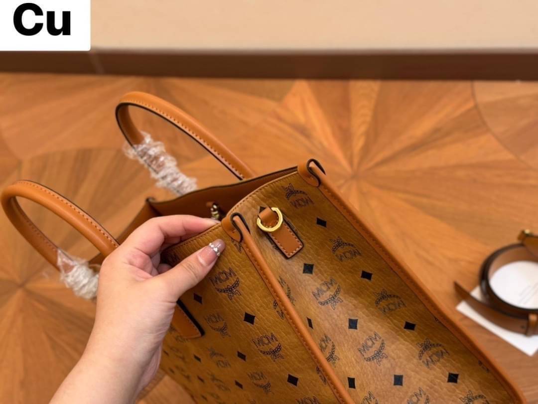 ORI | M.C.M MEDIUM MÜNCHEN TOTE IN VISETOS กระเป๋าโท้ทไซส์กลางจุได้เยอะ ใหม่ล่าสุด ใช้ได้ทั้งหนุ่มๆและสาวๆ รูปทรงคลาสสิค ดีไซน์เป็นเอกลักษณ์ แถมยังได้ใบลูกใส่ของจุกจิกได้อีก