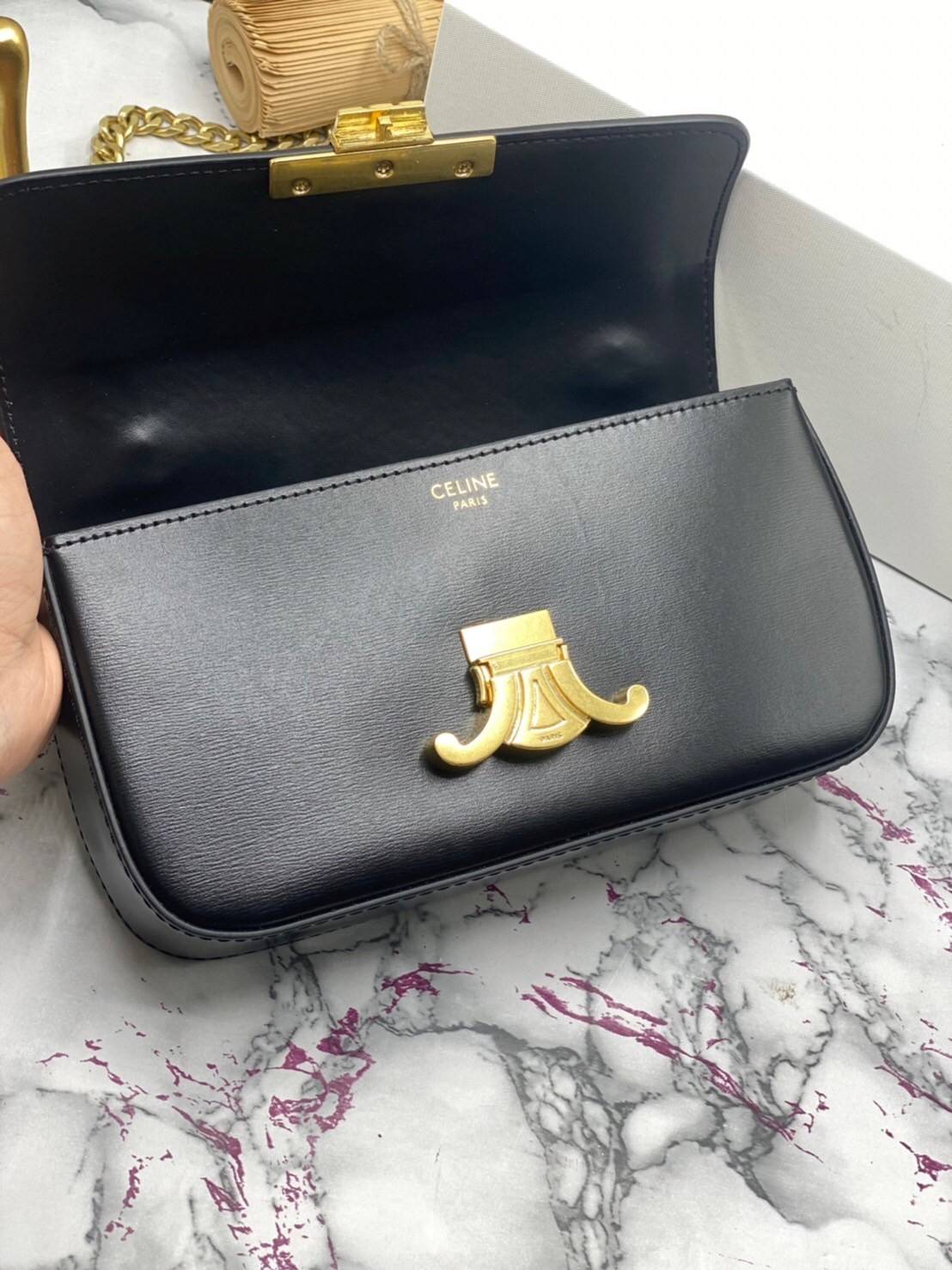 หนังแท้ CELINE CHAIN SHOULDER BAG / CELINE TRIOMPHE พร้อมส่งที่ไทย กระเป๋าเรียบหรูและดูทันสมัย ให้คุณเลือกสะพายในชีวิตประจำวันเข้ากับการแต่งตัวสบาย ๆ หรือจะสะพายออกงานปาร์ตี้สังสรรค์ก็ช่วยให้คุณดูโดดเด่น มีรูปทรงที่ดูแข็งแรงจึงไม่เสียรูปทรงแม้ใส่ของจำนวนม