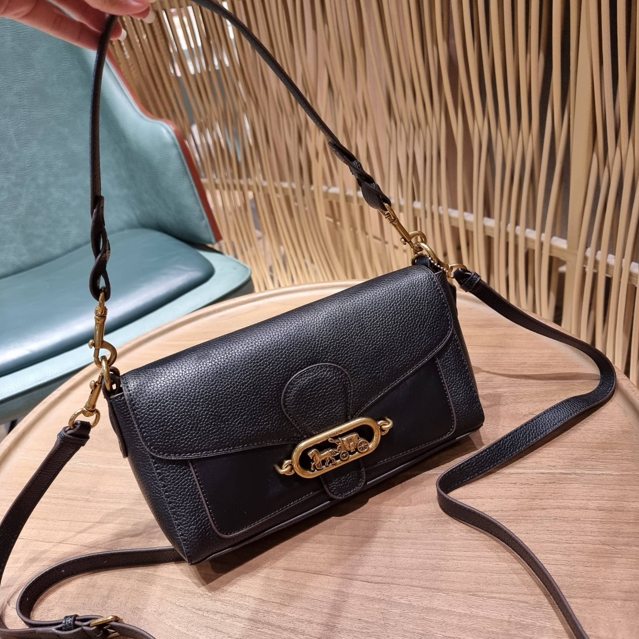 COACH SMALL JADE SHOULDER BAG [F91105,90782] กระเป๋าสะพายไหล่ ดีไซน์วินเทจย้อนยุค สวยคมชัด คลาสสิคใช้ได้ทุกลุค วัสดุหนัง pepble ทนทาน เปิด-ปิดด้วยฝาคาดโลโก้ พร้อมแถบแม่เหล็กในตัว รับรองแน่นหนา ด้านหลังมีช่องซิปให้ ภายในเป็นช่องโล่ง ขนาดกำลังดี ใช้งานง่าย 