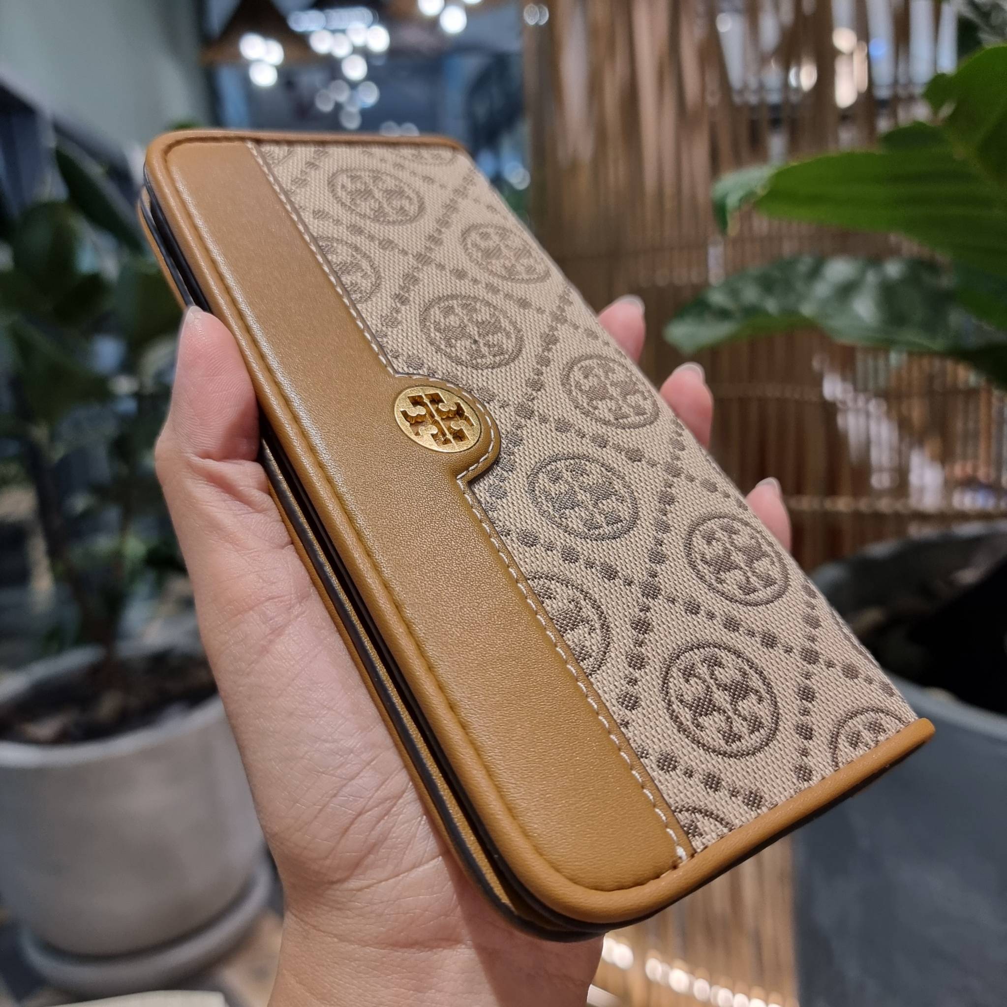 TORY BURCH T MONOGRAM JACQUARD SLIM WALLET ของดีมีให้ที่นี่แบบจัดเต็ม กระเป๋าสตางค์ใบยาว รุ่นสลิม สวยหรู ขนาดกำลังเหมาะมือ ถือแล้วขับผิว วัสดุผ้า jacquard ตัดสลับหนังแท้ ภายในสวยคมม้าก!! มีช่องใส่บัตรได้แบบเน้นๆ และช่องใส่ธนบัตรได้ ด้านหลังมีช่องซิปอีกหนึ
