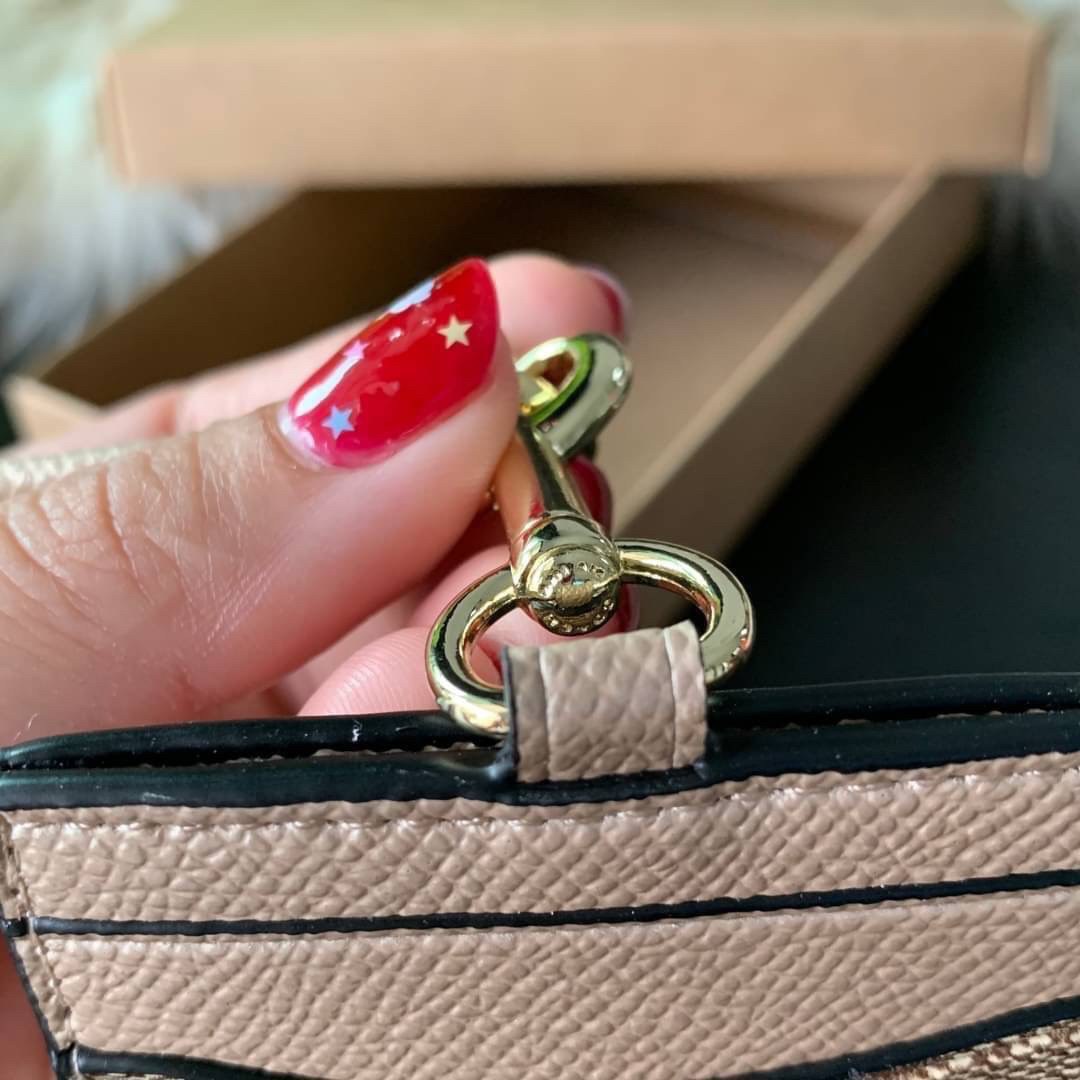 COACH F63274 ID LANYARD IN SIGNATURE COATED CANVAS กระเป๋าใส่บัตรคล้องคอ ลาย C ทั้งใบ ด้านหน้าตกแต่งชื่อแบรนด์ สวยมากกก ใส่บัตรพนักงาน และบัตรต่างๆ มาพร้อมสายคล้องคอ สายถอดออกได้ ตัวกระเป๋ามี 3 ช่องค่ะ