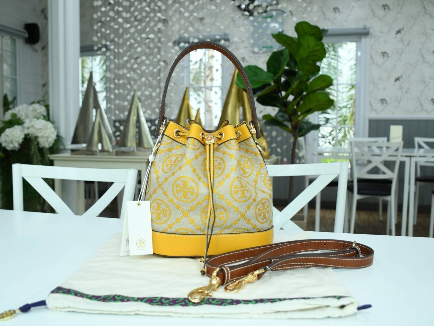 ของแท้ 💯% TORY BURCH Monogram Jacquard Bucket Bag กระเป๋าถือหรือสะพายไหล่ วัสดุผ้า Canvas โลโก้ Jacquard ทรงถัง ตั้งอยู่ทรง กระเป๋าปักลายแบรนด์ สวยหรู สายยาว Crossbody ได้ เปิด-ปิด โดยเชือกรูด เปิด-ปิดพร้อมสลับที่ประดับโลโก้ สวยหรู คุณนาย สุดๆ ไปเ