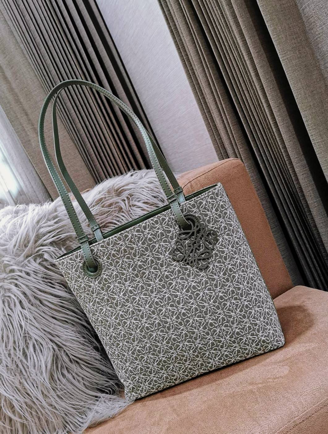 LOEWE ANAGRAM TOTE BAG VIP ไอเท็มใหม่! ดีไซน์สวยคงเอกลักษณ์ด้วยวัสดุ Anagram Canvas Jacquard Fabric ผสมผสานหนังแท้ Calfskin ลงตัวสุดคลาสสิค ขนาดกำลังดี น้ำหนักเบา ใส่เอกสาร A4 Notebook ipad ของใช้ได้เยอะ หูหิ้วหนังจับแข็งแรง สะพายไหล่ได้ พร้อมส่งที่ไทยสุด