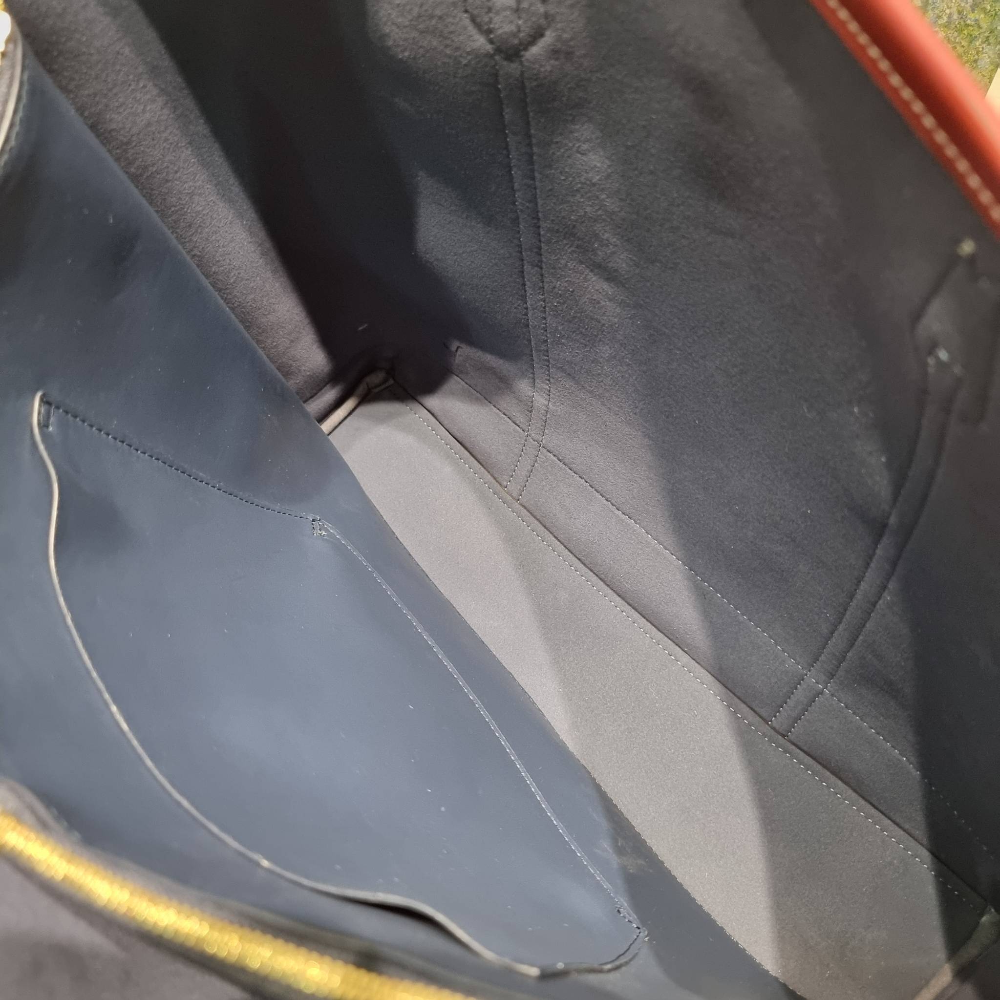 TORY TOTE BAG / TORY BURCH PERRY EMBROIDERED T MONOGRAM TRIPLE-COMPARTMENT TOTE BAG ใหม่ล่าสุด กับกระเป๋าทรงโท้ทใบใหญ่ ลวดลายโมโนแกรมสุดคลาสสิคที่ถูกดีไซน์รังสรรค์ด้วยงานปักสุดชิค น่าใช้ใจฟูแค่แรกเห็น ดีเทลดีงาม หูสะพายในตัว สะพายไหล่ได้แบบชิลๆ