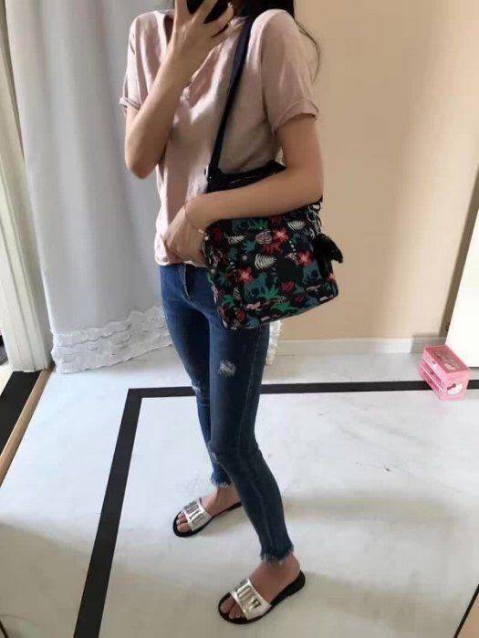 Kipling Mini Backpack K12688 กระเป๋าขนาดมินิ ใช้งานได้ถึง 3 แบบ ปรับเป็นเป้สะพายหลัง สะพายข้าง และมีหูหิ้ว ลวดลายสวยน่ารัก มีช่องเก็บหลายช่องแยกเก็บของจุกจิก ด้านข้างมีช่องโล่งไว้ใส่ขวดน้ำหรือของที่ต้องหยิบใช้บ่อยครั้ง สะพายได้กับสาวทุกลุคเลยค่ะ ไม่ควรพลา