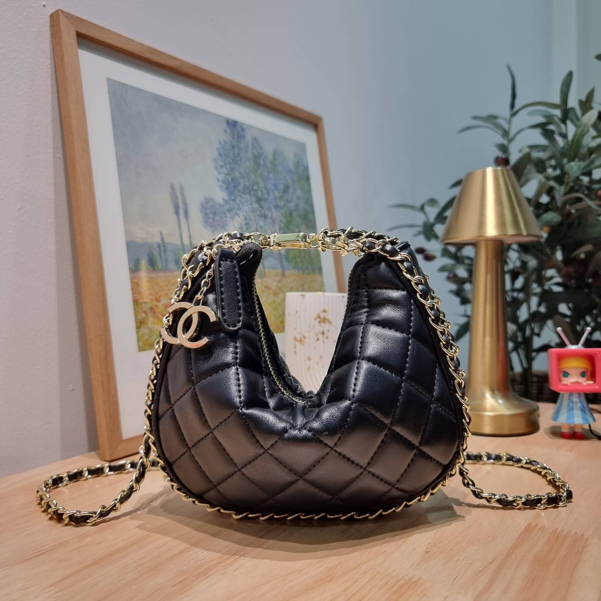Chanel small hobo bag ใหม่ล่าสุดคอล 2023 กับกระเป๋าสะพายทรงโฮโบ ที่มีลูกเล่นให้สาวๆได้ใช้ไม่มีเบื่อ มีอะไหล่เกี่ยวปรับทรงได้ ดีไซน์โซ่ตกแต่งรอบตัว