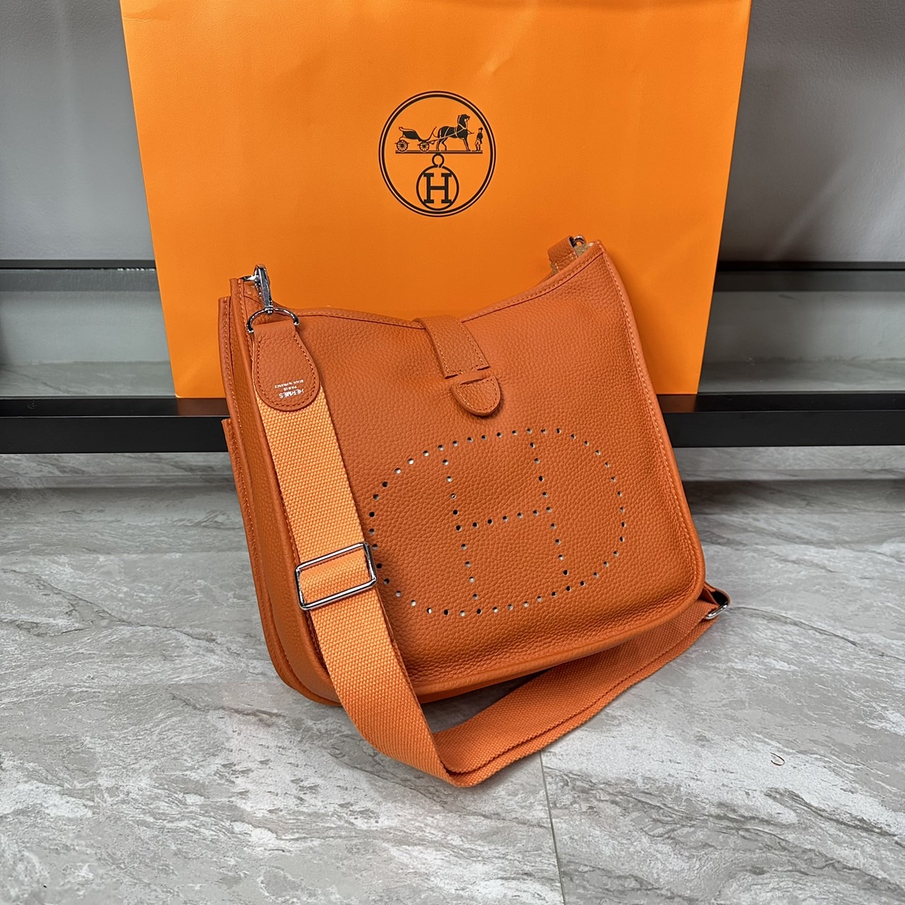 HERMES Evelyne PM Bag The Perfect Crossbody Bag 29cm กระเป๋าทรงโท้ทแบรนด์หรู เอกลักษณ์ของความสง่างาม เกรดออริ สลับแท้ 1:1 ใช้งานต่างประเทศได้