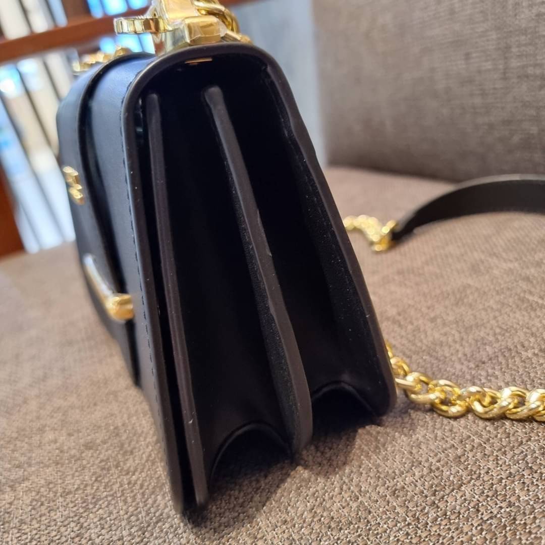 PRADA FRAGRANCE SHOULDER BAG WITH GWP ไอเท็มสุดโปรดที่ควรค่าแก่การครอบครองและเก็บสะสม กระเป๋าสะพายไหล่ สวยคม สีดำคลาสสิคตัดกับอะไหล่ทองเป็นอย่างดี วัสดุหนังแท้เต็มใบ เปิดปิดด้วยแถบหนังสอดในช่อง ใช้งานสะดวก พกพาง่าย ขนาดกำลังสวย สายสะพายในตัว สะพายได้หลากห