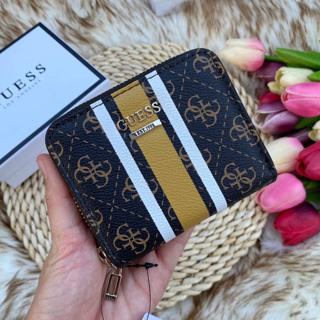Guess wallet กระเป๋าสตางค์ใบสั้นซิปรอบทั้งใบ หนังลายแบรนด์ทั้งใบด้านหน้าติดโลหะโลโก้แบรนด์ หนังดีงามมาก