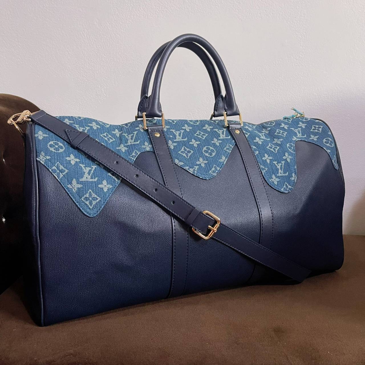 หนังแท้ LOUIS VUITTON KEEPALL กระเป๋าใบใหญ่จุใจ ใส่สัมภาระขึ้นเครื่องเดินทางได้ หูจับแข็งแรง สายสะพายยาวถอดออกได้ สะพายไหล่หรือ Crossbody ก็ดูดี ใช้ได้ทั้งชายหญิง ภาพถ่ายสินค้าจริง ไอเท็มนี้สวยน่าใช้สุดคุ้มมากๆ ห้ามพลาดเลยค่ะ! ราคานี้ถือว่าคุ้มมากค่า