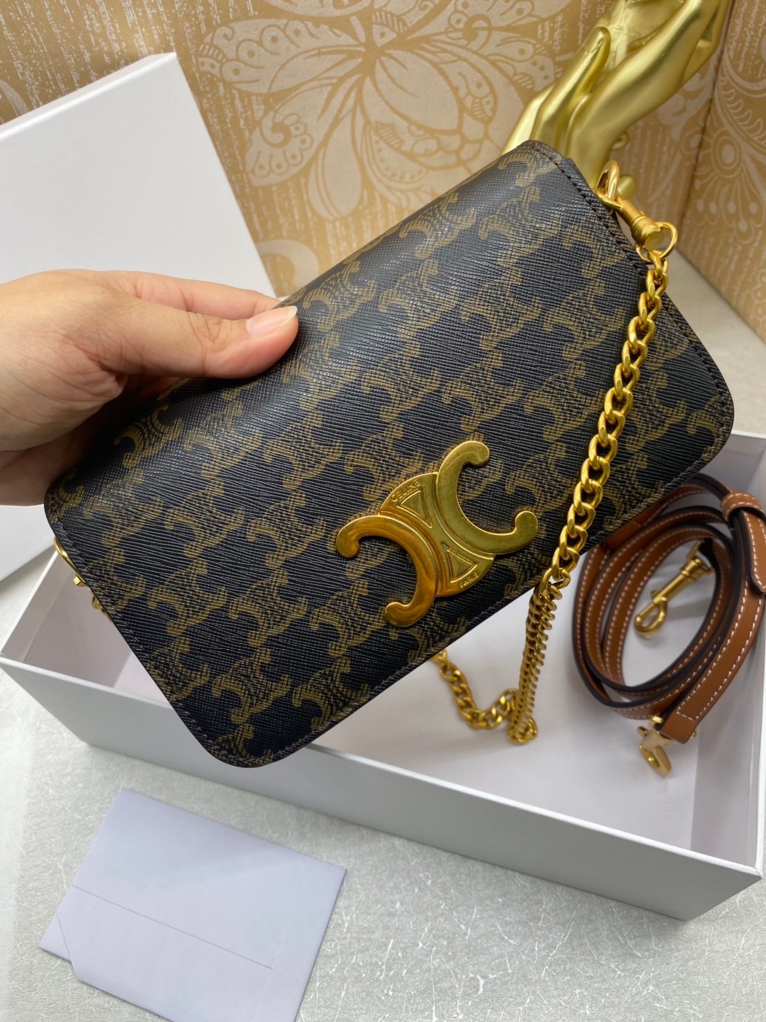 20cm CELINE SHOULDER BAG TRAPEZE IN SHINY CALFSKIN / CELINE POCHETTE BAG / CELINE TRIOMPHE BAG small รุ่นใหม่ล่าสุด ไม่มีไม่ได้เลยกับไอเท็มสุดคลาสสิค กระเป๋าสะพาย ทรงพอชสวยอยู่ทรง ดูดี ดูแพง สายถอดได้ ใช้งานสะดวก