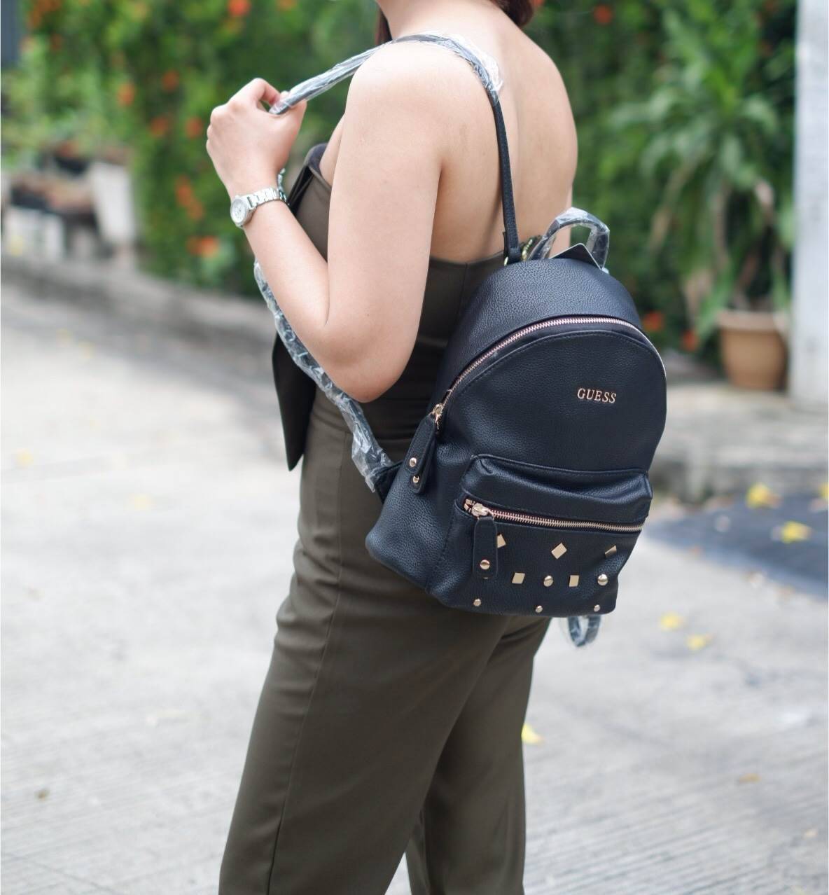 GUESS CANSON BACKPACK ของแท้❗️กระเป๋าเป้หนังเนื้อนิ่มสัมผัสคล้ายหนังแท้ ด้านหน้าแต่งหมุดกิ๊ปเก๋ เปิดปิดด้วยซิปสะดวกใช้ ด้านในบุผ้าแบรนด์ มีช่องใส่ซิปและช่องใส่ของจุกจิก ขนาดกำลังดีค่ะ น้ำหนักเบา สีสวย สายสะพายปรับได้ฟรีเลยค่าใบนี้ แนะนำมากๆค่า