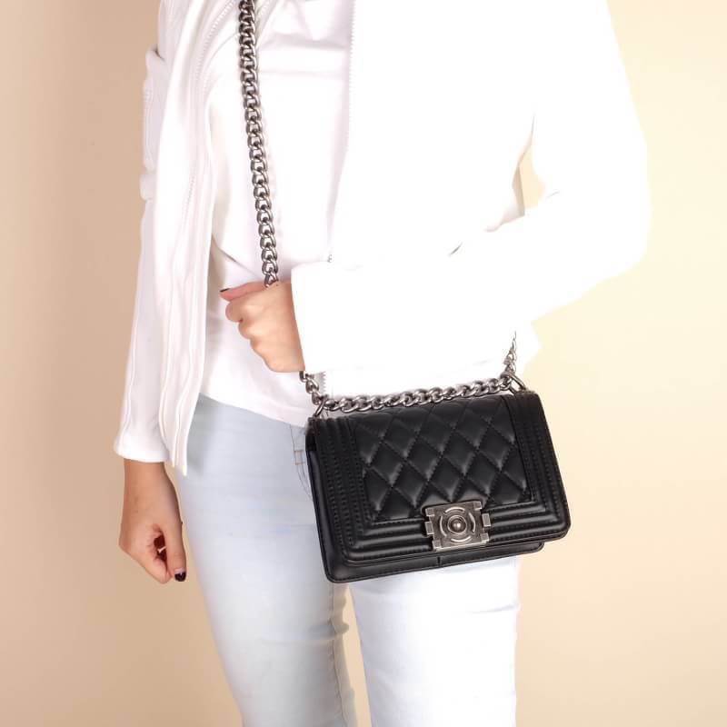 รุ่นขายดีที่สุด!!!! KEEP Quited Boy Bag กระเป๋า ทรง boy style KEEP LOOK Cool มากๆ เลยน๊าใบนี้ ไม่มีถือว่า Out มากๆ 💘ตัวกระเป๋าอยู่ทรง ทำจากหนังแกะสังเคราะห์นิ่ม-ตึงสวย สายโซ่ มีที่รองไหล่ สะพายสบายคะ สายปรับ สั้น ยาวได้คะ ใบนี้ ไม่ต้องพูดถึงความสว