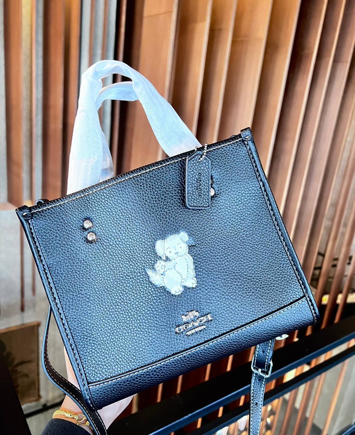 COACH DEMPSEY TOTE WITH HAPPY DOG ((CD448)) 🐶 รุ่นใหม่ล่าสุด น้องหมาน่ารักมากๆค่ะ! ยังไม่เข้าไทย กับกระเป๋าDempsey tote รุ่นใหม่ล่าสุด ที่ออกแบบด้านหน้ารูปสุนัขซุกซนเข้ามา ตรงใจใครหลายคนๆเลยทีเดียว หนังแท้อย่างดี หนังมีความนุ่มและนิ่มมากๆ หลงรักแน