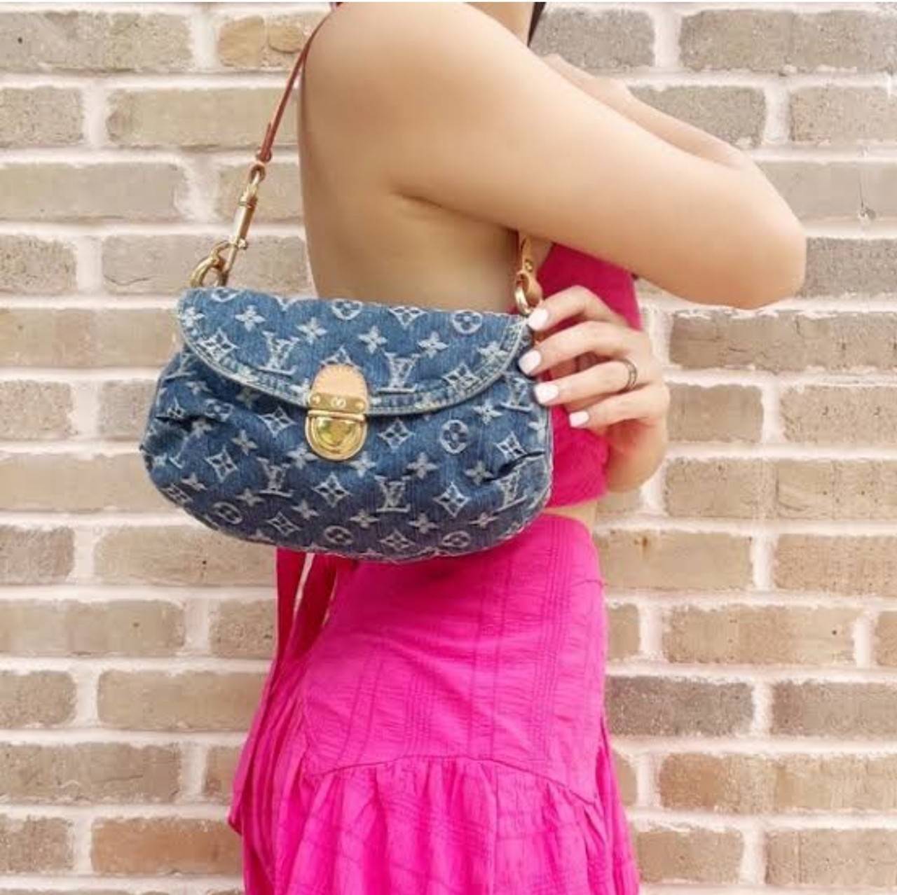 LV mini pleaty denim bag / LV Denim Pochette Bag ฮอตตัวแม่แบบฉ่ำ กับกระเป๋าสะพายไหล่ แรร์ไอเท็มที่สาวๆตามหา ดีไซน์เดนิมสวยโดดเด่น รูปทรงวินเทจ