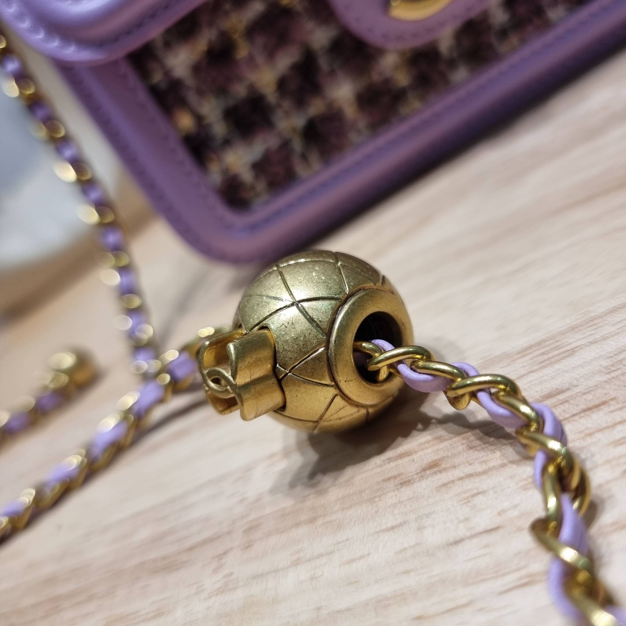 Chanel tweed mini flap bag / Chanel mini top handle กระเป๋าสะพายงานผ้าทวิตเอกลักษณ์เฉพาะของแบรนด์ งานสวยเป๊ะ มาพร้อมสายยาวถอดออกถือสวยๆเริ่ดๆ คิวท์มาก!! ดีเทลน่ารักเพียบ!!