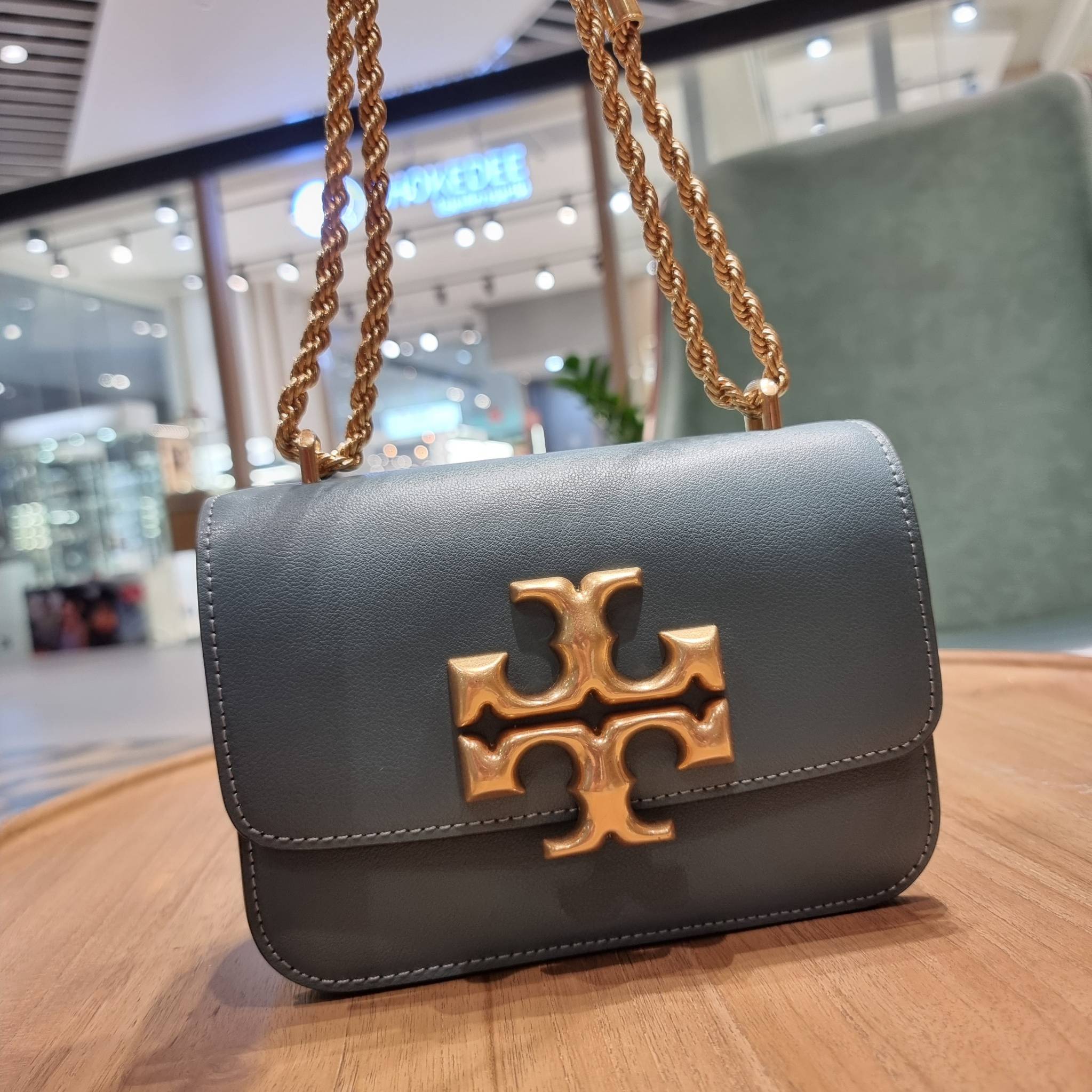 TORY BURCH ELEANOR TEXTURED SMALL CONVERTIBLE SHOULDER BAG สีใหม่!! ฮอตไอเท็ม รุ่นนี้ขายดีขายหมด สวยหรู คุณหนู ผู้ดี!! หายากมาก กระเป๋าสะพายข้าง ดีไซน์อยู่ทรง ขนาดกำลังสะดวกใช้สำหรับสาว วัสดุหนังแท้เต็มใบ ผิวมีเทกเจอร์ อัพเวลความหรู สีทูโทน เปิด-ปิดด้วยแถ