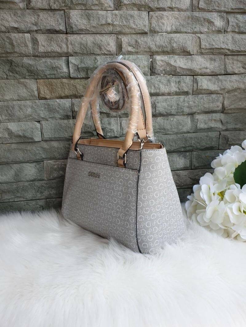 GUESS G LOGO PRINT TOTE BAG กระเป๋าถือหรือสะพายรุ่นใหม่ล่าสุดจาก GUESS FACTORY รุ่นยอดนิยม สวยอย่างมีสไตล์ สีสวยคลาสสิก รุ่นนี้มีการพิมพ์ลายโลโก้ รอบใบ หนัง faux-saffiano หนังคุณภาพดี ตั้งอยู่ทรง น้ำหนักเบา ประดับด้วยโลโก้แบรนด์อะไหล่เงิน สวยโดดเด่นที่กระ