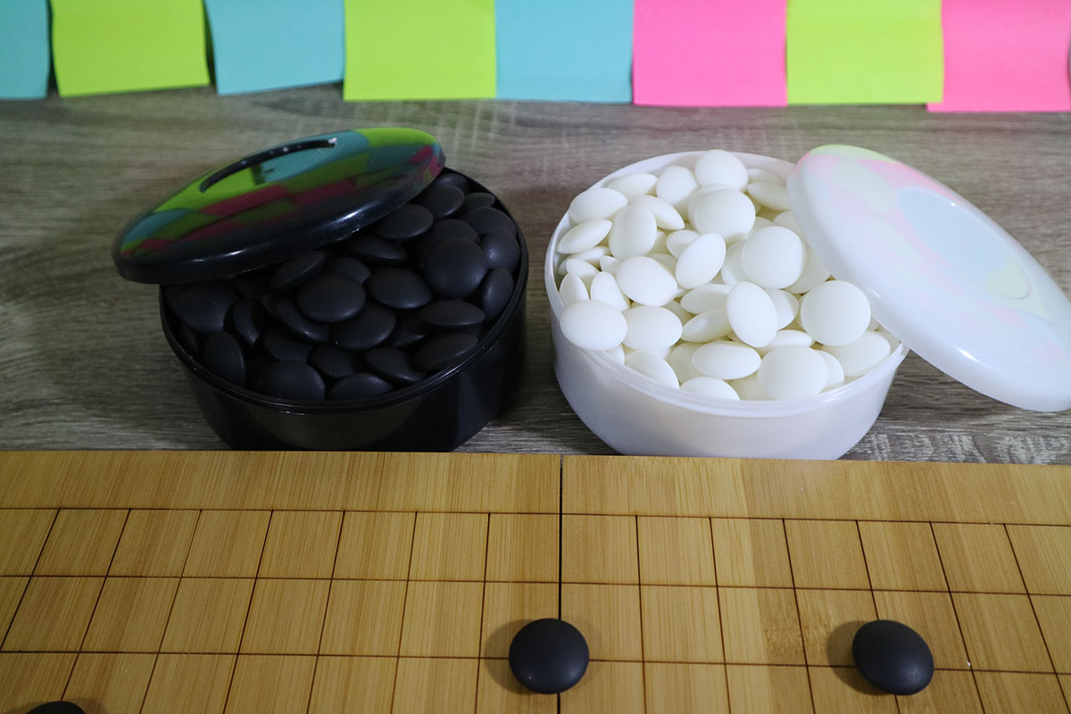 ชุดหมากล้อมกระดานไม้กระดาน19เส้นพร้อมเม็ดหมากล้อมเมลามีนพร้อมโถพลาสติกทรงกลม