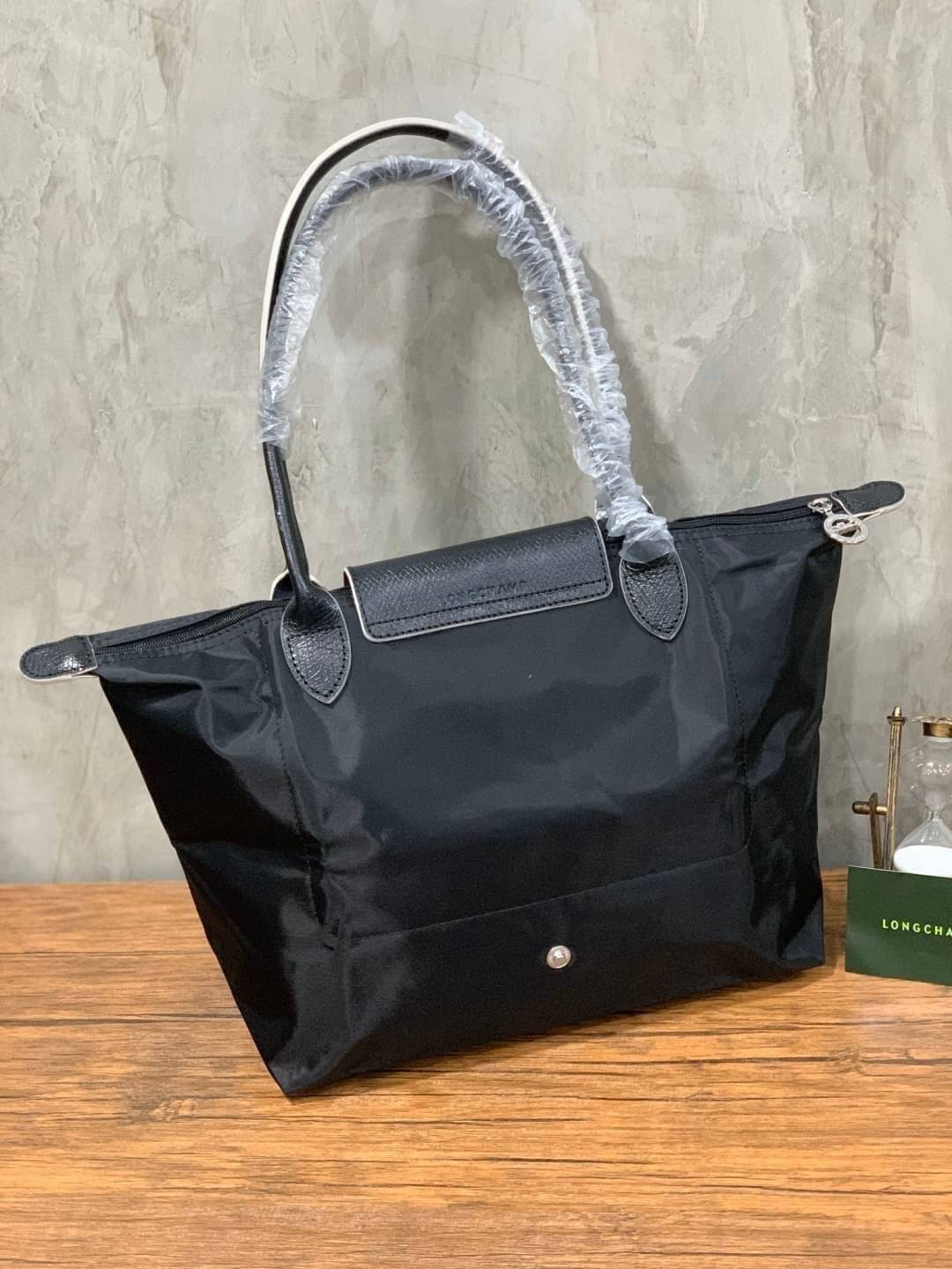 Longchamp LE PLIAGE Club (พร้อมส่ง 8 สี) TOTE BAG S กระเป๋ารุ่นยอดนิยม ที่สาวๆ ต้องมีไว้เก็บไว้สักใบ ด้วยตัวน้ำหนักกระเป๋า Longchamp เบาแสนเบา แต่จุของได้เยอะมาก สำหรับลุคทางการกึ่งลำลอง แฝงความสบาย ยามเดินทาง จุดเด่นอย่างหนึ่งของ กระเป๋าก็คือ สามาถพับเก็