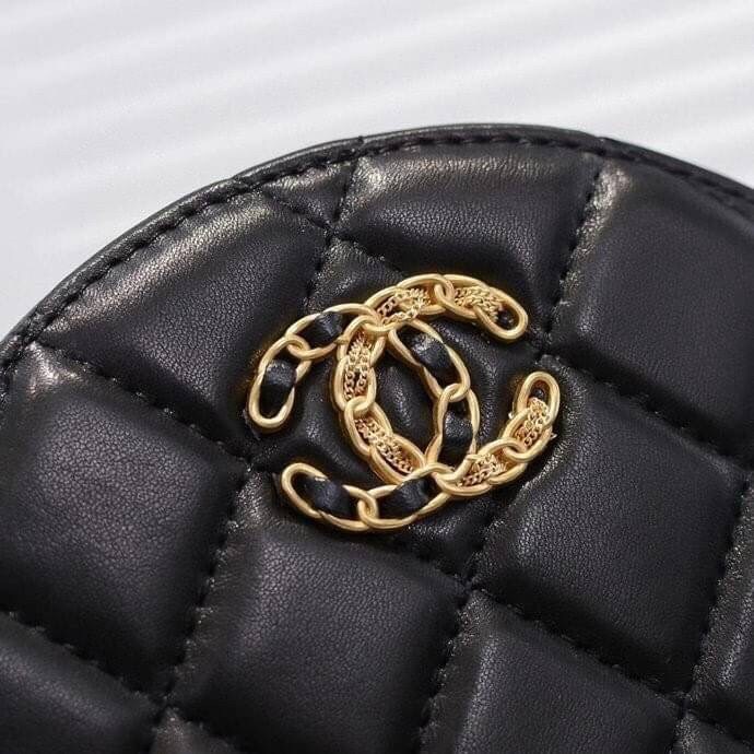 หนังแท้ VIP GIFT CHANEL Round Crossbody Bag กระเป๋าสะพายคาดลำตัวรุ่นนี้โดดเด่นด้วยรูปทรงกลมสุดชิค ขนาดกะทัดรัด พร้อมด้วยหนังกระเป๋าที่ทำจากหนังแท้คุณภาพดี รุ่นที่ตอบโจทย์และครองใจสาว ๆ ได้อย่างแท้จริง เนื่องจากมีดีไซน์เรียบหรู โดยทางแบรนด์ได้ใช้เทคนิคการเ