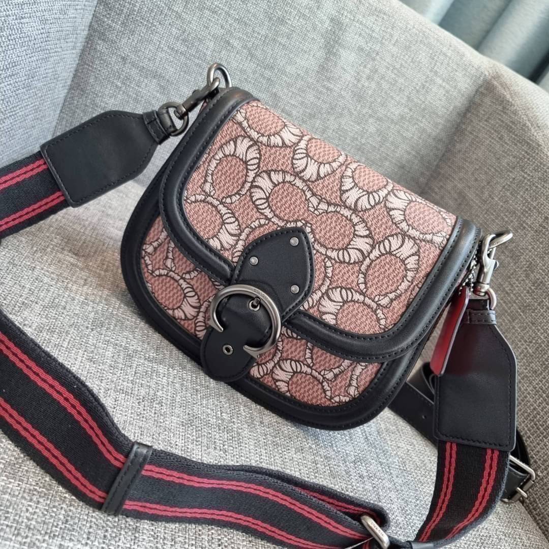 COACH C6972 COACH x MICHAEL B. JORDAN WITH BEAT SADDLE BAG คอลเลคชั่นใหม่ ดีไซน์สุดชิค มาให้สวยในไทยก่อนใคร กับกระเป๋าทรง saddle ที่พิเศษมากๆมาพร้อมสายสะพาย 2 เส้น ใช้คู่กันหรือแยกสะพายก็สวยครบสูตร กระเป๋าสะพายทรง saddle คลาสสิค วัสดุหนังแคนวาสสลับหนังแท้