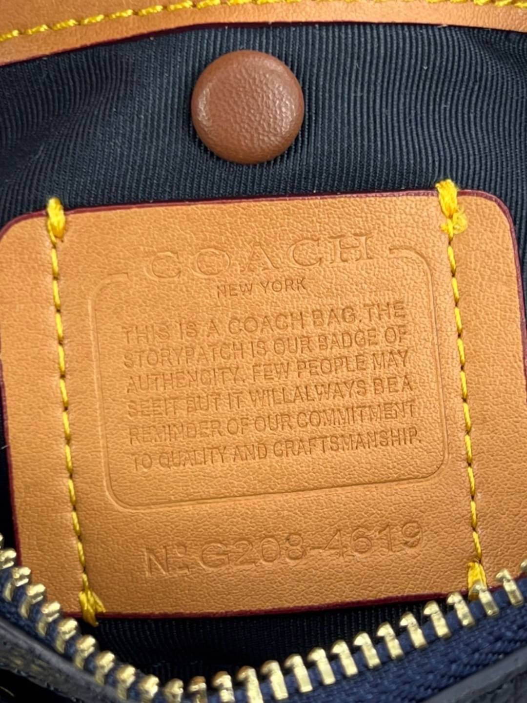 COACH LARK BAG 19 IN SIGNATURE JACQUARD พร้อมส่งที่ไทย สวยก่อนใครแน่นอนค่ะ กระเป๋าสะพายข้าง//ครอสบอดี้ร์ วัสดุหนังแท้+Jacqurd ได้ลงตัวสวยงามมากๆค่ะ มีช่องใส่ของจุกจิกทั้งด้านหน้าและหลัง ;เปิดปิดกระเป๋าแบบซิปคู่ ภายในสามารถใส่กระเป๋าเงินใบกลางได้;มือถือได้