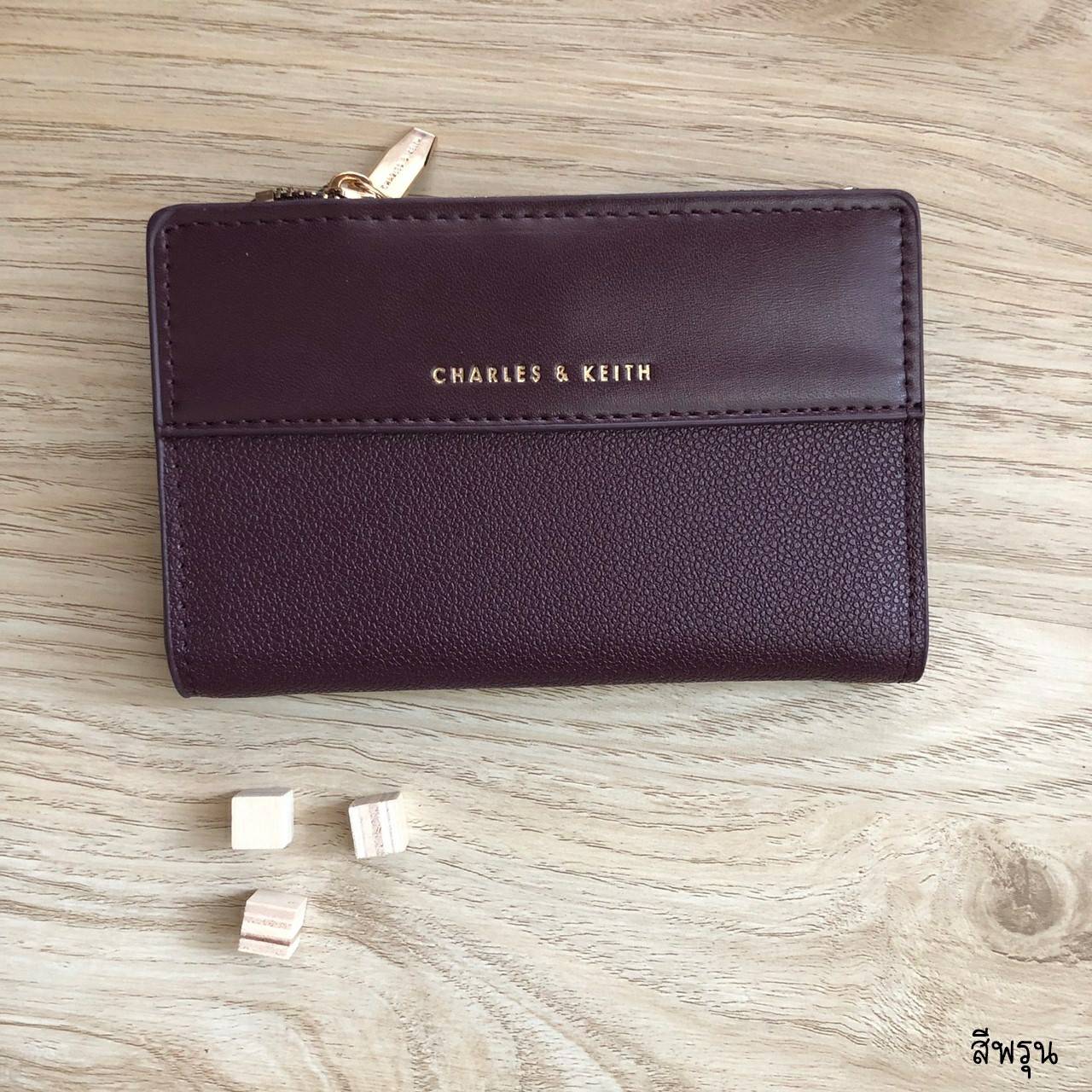 Charles & Keith Classic Snap-Button Wallet กระเป๋าสตางค์ใบสั้นพับ 2 ตอน ด้านหน้ามีโลโก้แบรนด์ เปิด - ปิดด้วยกระดุม ภายในมีช่องใส่ธนบัตร ช่องใส่บัตร และช่องซิปใส่เหรียญ
