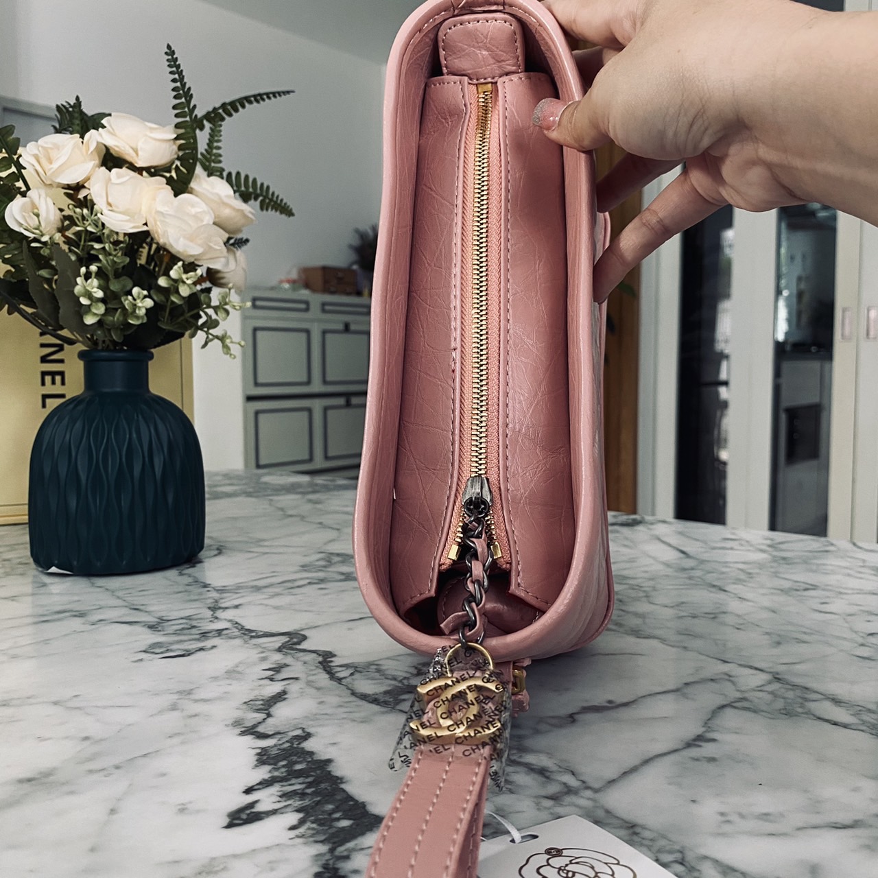 CHANEL Gabrielle Bag กระเป๋าสะพายซิกเนเจอร์สวยคลาสสิค สีชมพูพาสเทล ดีไซน์ไม่เหมือนใคร เป็นเอกลักษณ์ ใช้งานได้หลากหลาย สะพายได้ไม่ซ้ำ