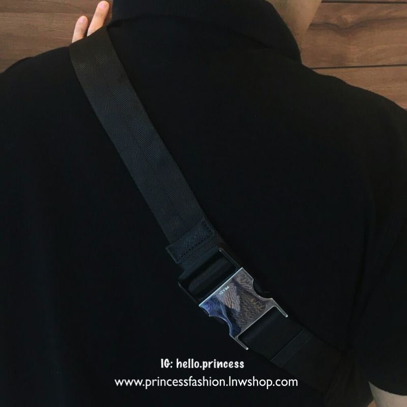 New Must Have Now อีกหนึ่งรุ่น Prada เหมาะกับท่านชาย เป็นอย่างยิ่ง กับกระเป๋าคาดอก / คาดเอว ทรงสวย จากงานพรีเมี่ยมกิ้ฟจากแบรนด์ PRADA ทรงฮิต วัสดุผ้า NYLON คุณภาพดี กันน้ำ100% ใส่ของได้หลากหลาย ตัวกระเป๋าอะไหล่สีเงิน ตัวล้อคปั้มจมแบรนด์สุดหรู ด้านมาพร้อมซ