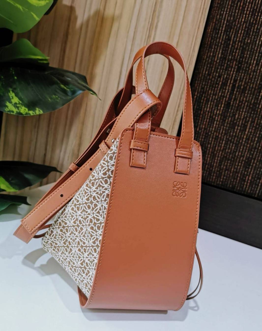 LOEWE ANAGRAM SHOULDER BAG VIP กระเป๋าถือหรือสะพาย รุ่นหายากสุดเลอค่าวัสดุ Anagram Canvas ตัดหนังแท้ Calfskin สุดคลาสสิค ขนาดกำลังดี น้ำหนักเบา ภายในโล่งกว้างและจุ ใส่กล้อง มือถือ ของใช้ได้เยอะ มาพร้อมหูสั้นหนังแท้หิ้วถนัดมือและสายหนังยาวสะพายไหล่หรือ Cro