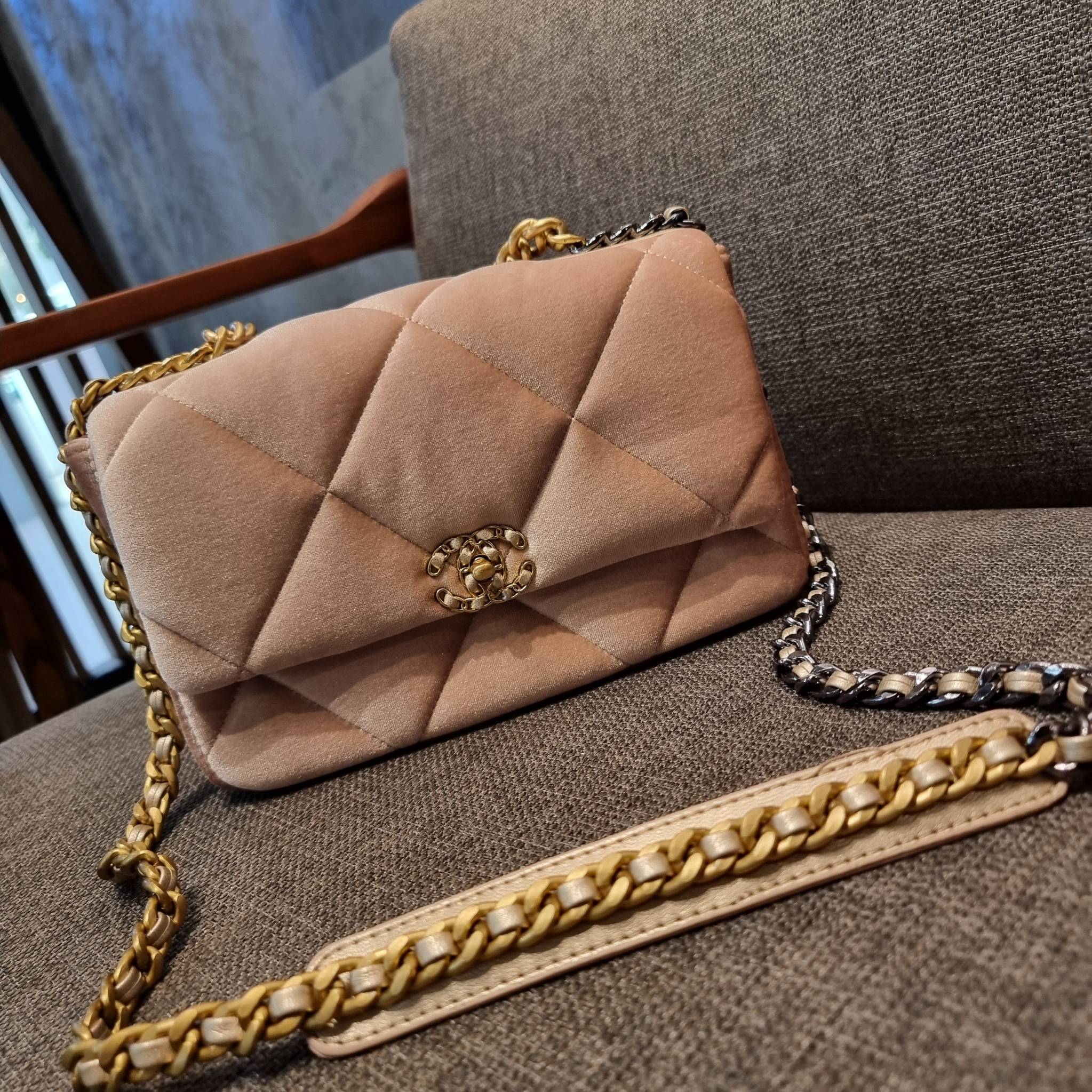 ไม่มองไม่เหลียวไม่ได้แล้ว!! ความหรูที่โดดเด่นจากผ้ากำมะหยี่ สร้างดีเทลผู้ดี ลูกคุณมากๆ Chanel vip boutique กระเป๋าสะพายจาก duty free ในราคาสุดประหยัด!! ดีไซน์เลิศ ตกแต่งด้วยโซ่ทูโทน ลงตัวแบบไม่มีที่ติ เปิด-ปิดด้วยตัวบิดล็อค ภายในโล่งกว้าง ใส่กระเป๋าสตางค์