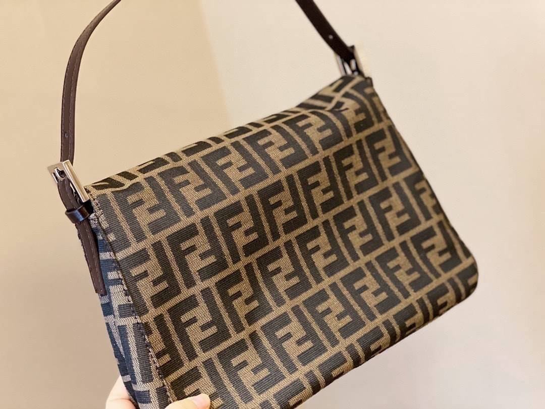 รุ่นใหม่แนะนำ!! FENDI BAGUETTE BROWN FABRIC BAG (GWP) วัสดุ CANVAS พิมพ์ลายแบรนด์ เปิดปิดด้วยฝาปิดกระดุมแม่เหล็ก ภายในมีช่องซิป ใส่ของแยกอีกช่อง สามารถใส่กระเป๋าสตางค์ยาว iphone เงิน ของจุกจิกได้ มาพร้อมสายสะพาย2แบบ ถอดเปลี่บนได้ อะไหล่แบรนด์สีเงิน Rare i