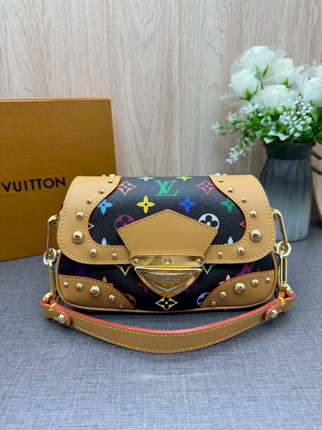 ORI หนังแท้ | Lv Marilyn White Multicolor Monogram Canvas Shoulder Bag กระเป๋าสะพายสไตล์วินเทจ ดีไซน์สีสันสดใสน่ารัก มีชีวิตชีวา โดดเด่นด้วยตัวล็อคด้านหน้าแบบกดขนาดใหญ่ จะถือแบบคล้องแขนหรือสะพายไหล่ก็ได้
