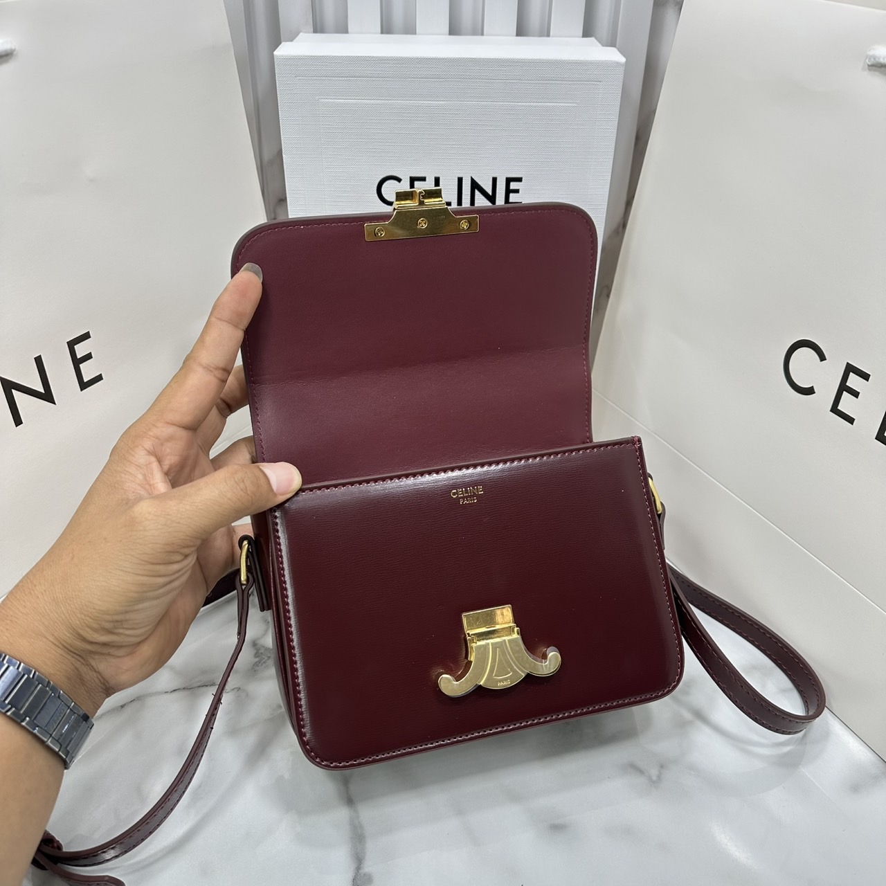 ORI หนังแท้ | 7" CELINE TRIOMPHE TEEN BAG in glossy leather กระเป๋าสะพายรุ่นยอดนิยม ถ่ายทอดให้เห็นถึงแก่นแท้ของสไตล์แบบ CELINE งานหนังเรียบเงาสวยหรูหรา